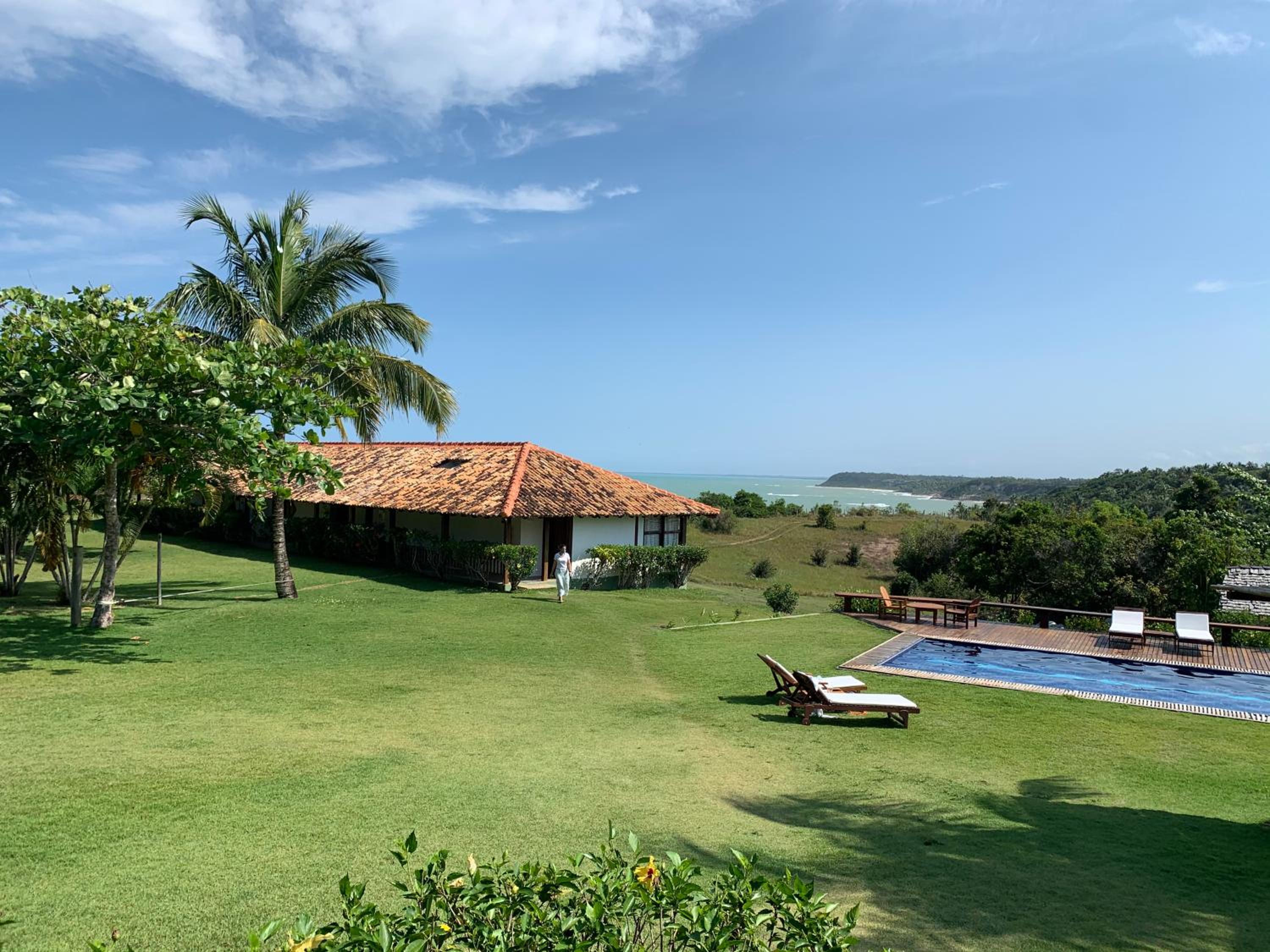 Charmoso bangalô balinês pé na areia Outeiro das Brisas