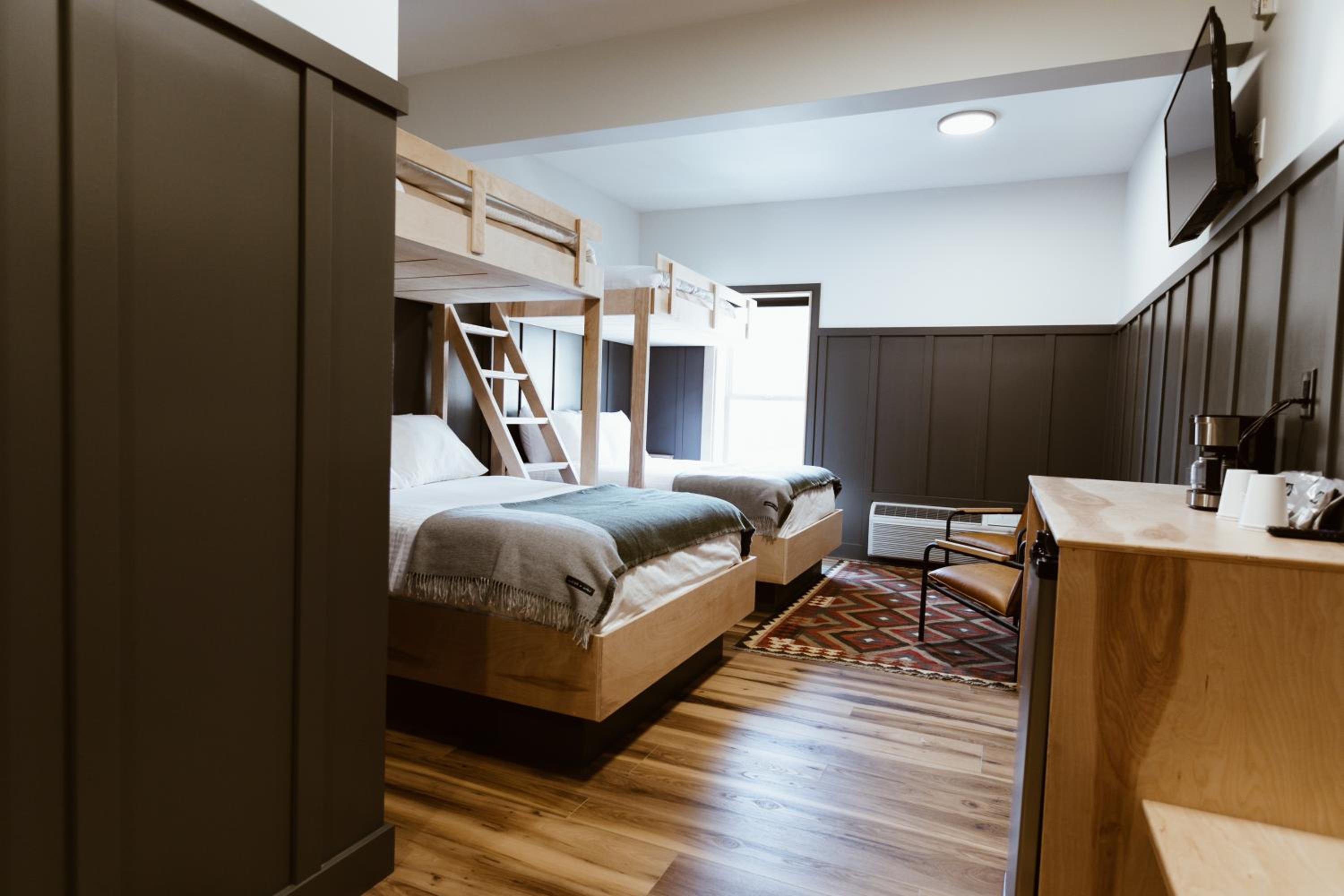 The Flying Steamshovel Inn - Image 2