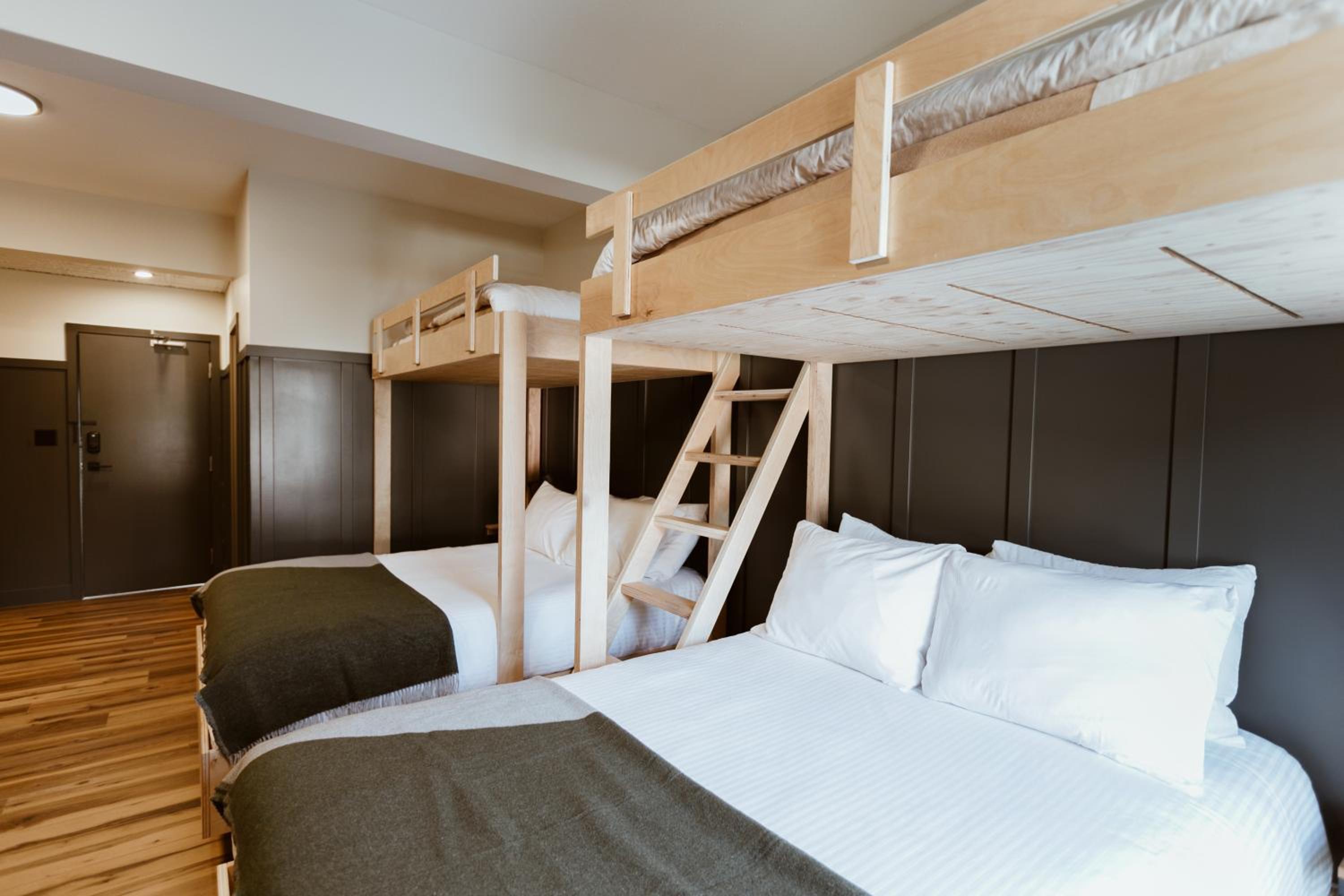 The Flying Steamshovel Inn - Image 3