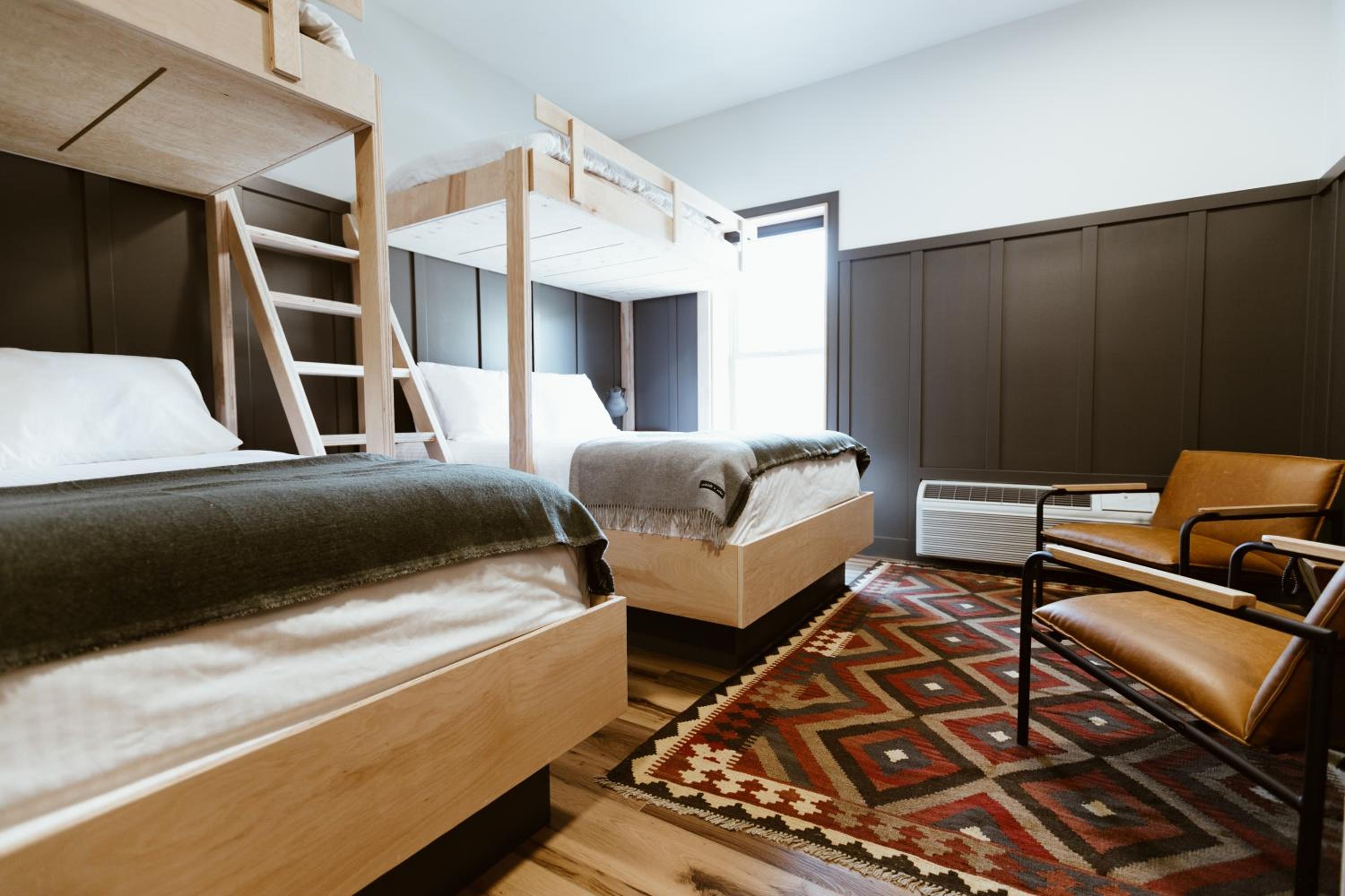 The Flying Steamshovel Inn - Image 4