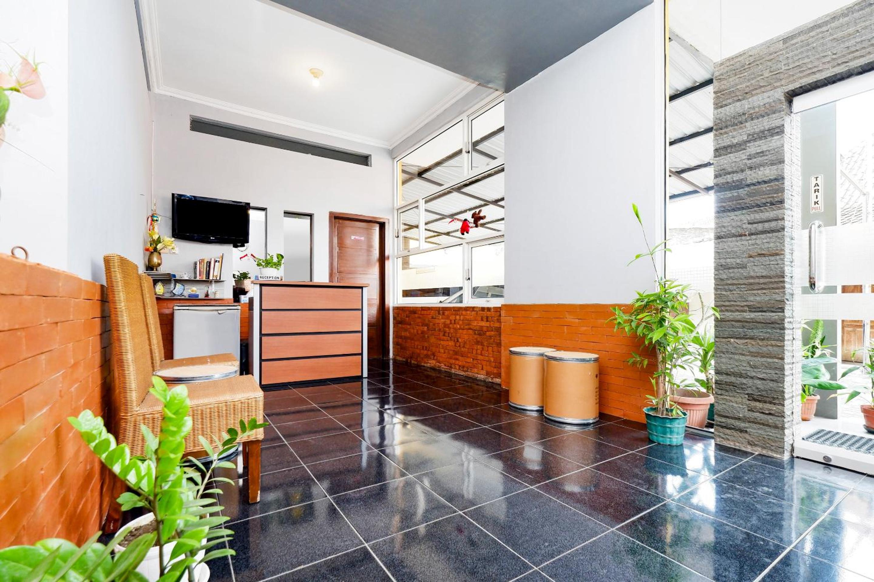 Solo Vacations - SUPER OYO 2209 Solo Point Guest House Syariah - Property Image 6