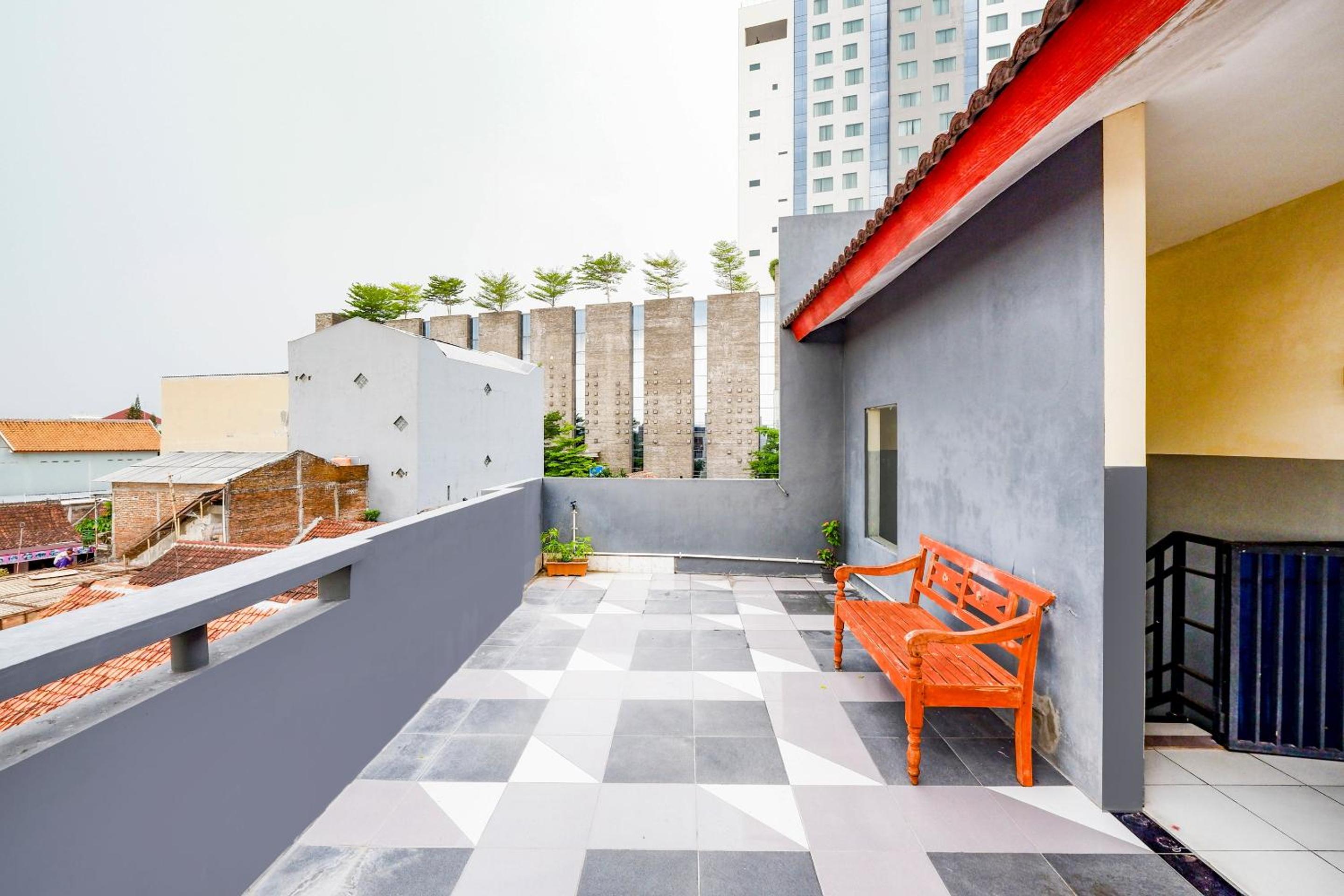 Solo Vacations - SUPER OYO 2209 Solo Point Guest House Syariah - Property Image 8