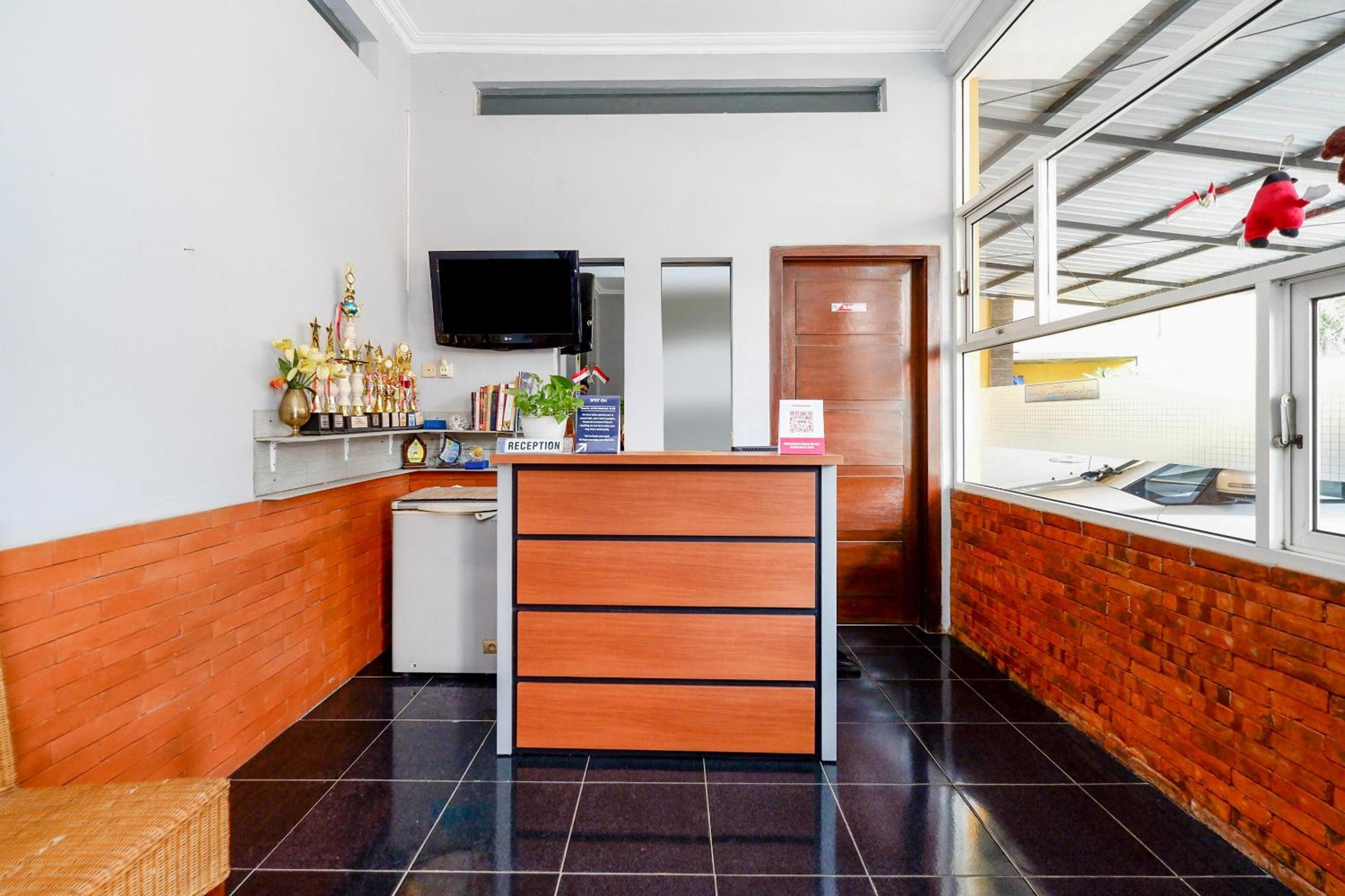 Solo Vacations - SUPER OYO 2209 Solo Point Guest House Syariah - Property Image 9