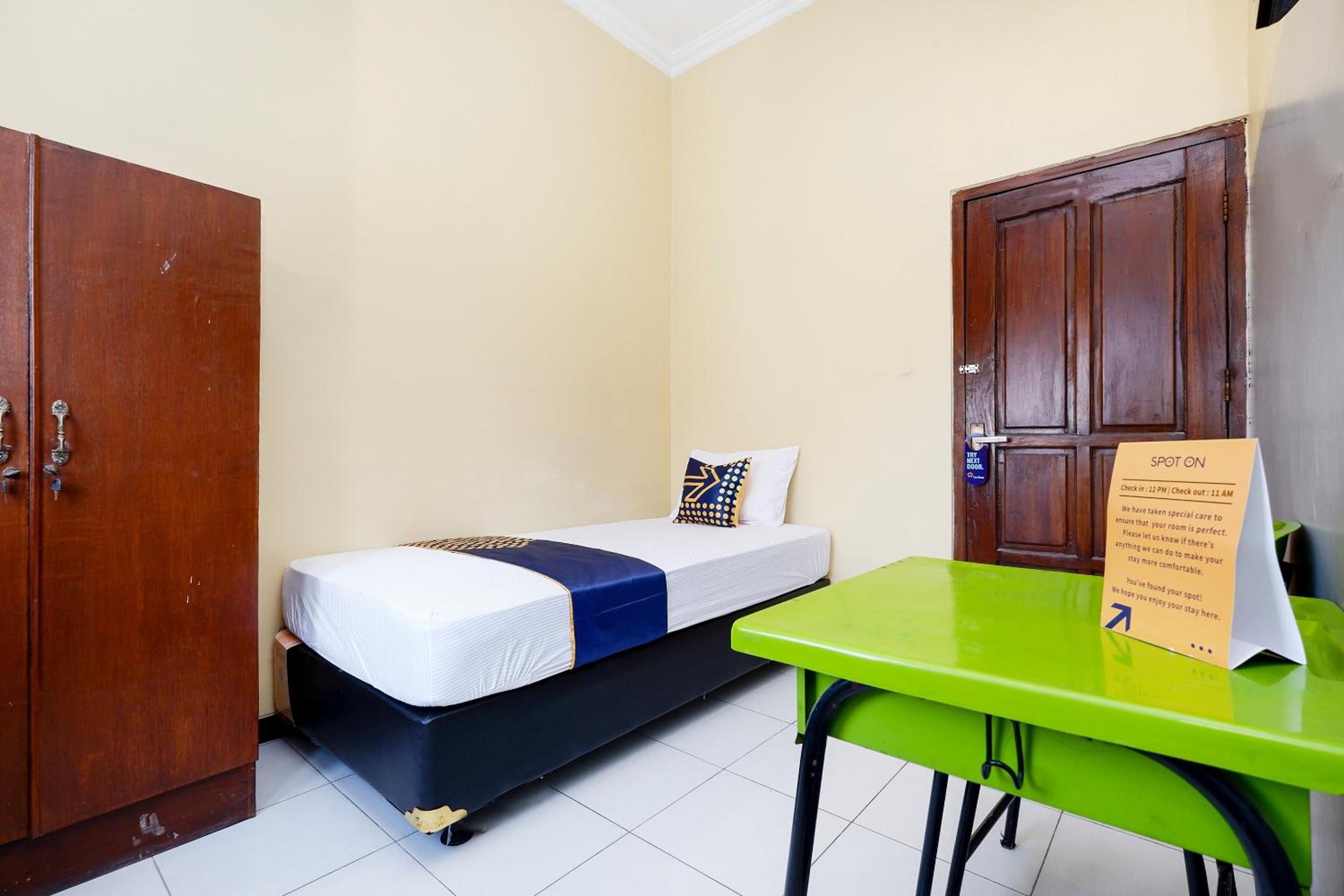 Solo Vacations - SUPER OYO 2209 Solo Point Guest House Syariah - Property Image 12