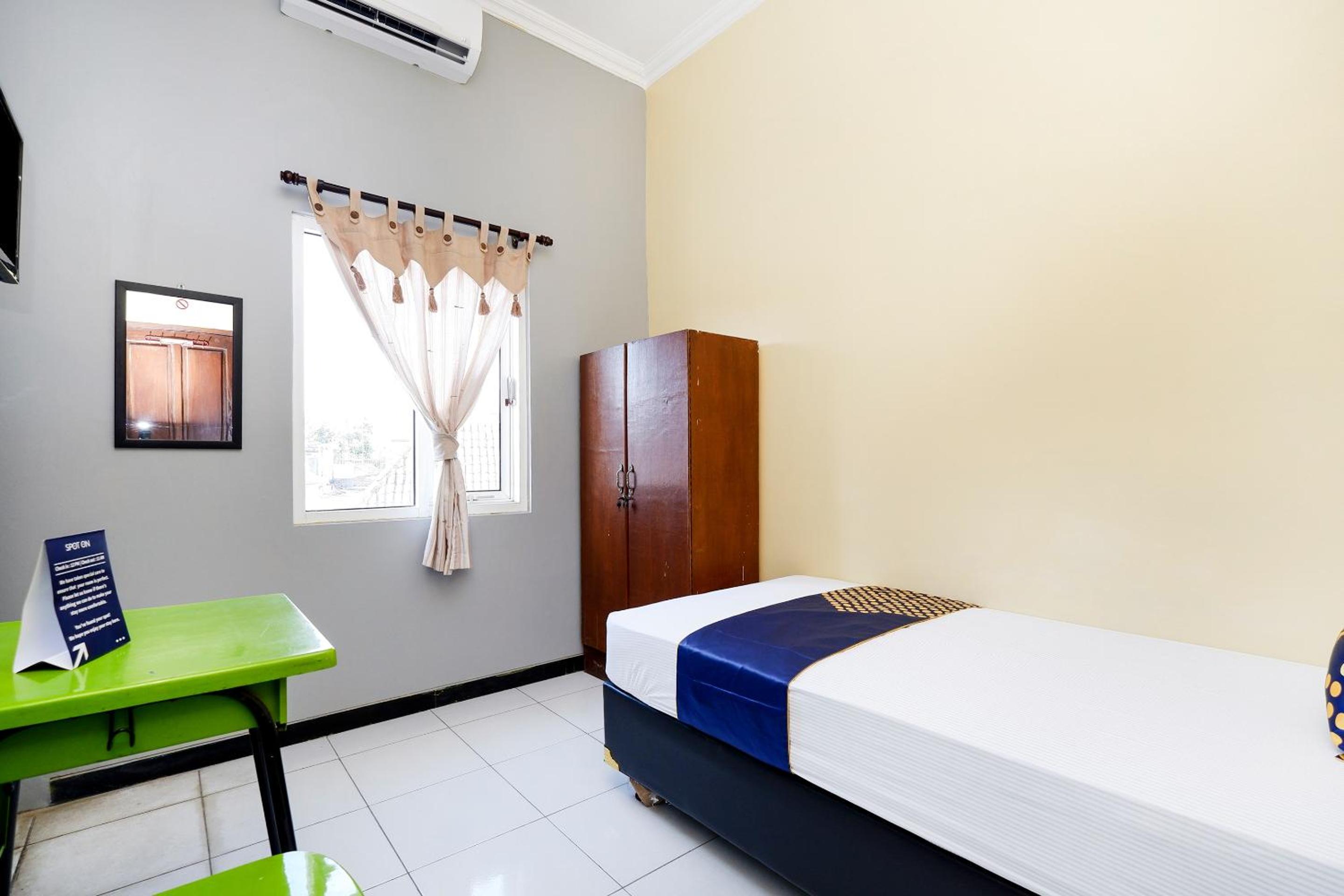 Solo Vacations - SUPER OYO 2209 Solo Point Guest House Syariah - Property Image 1