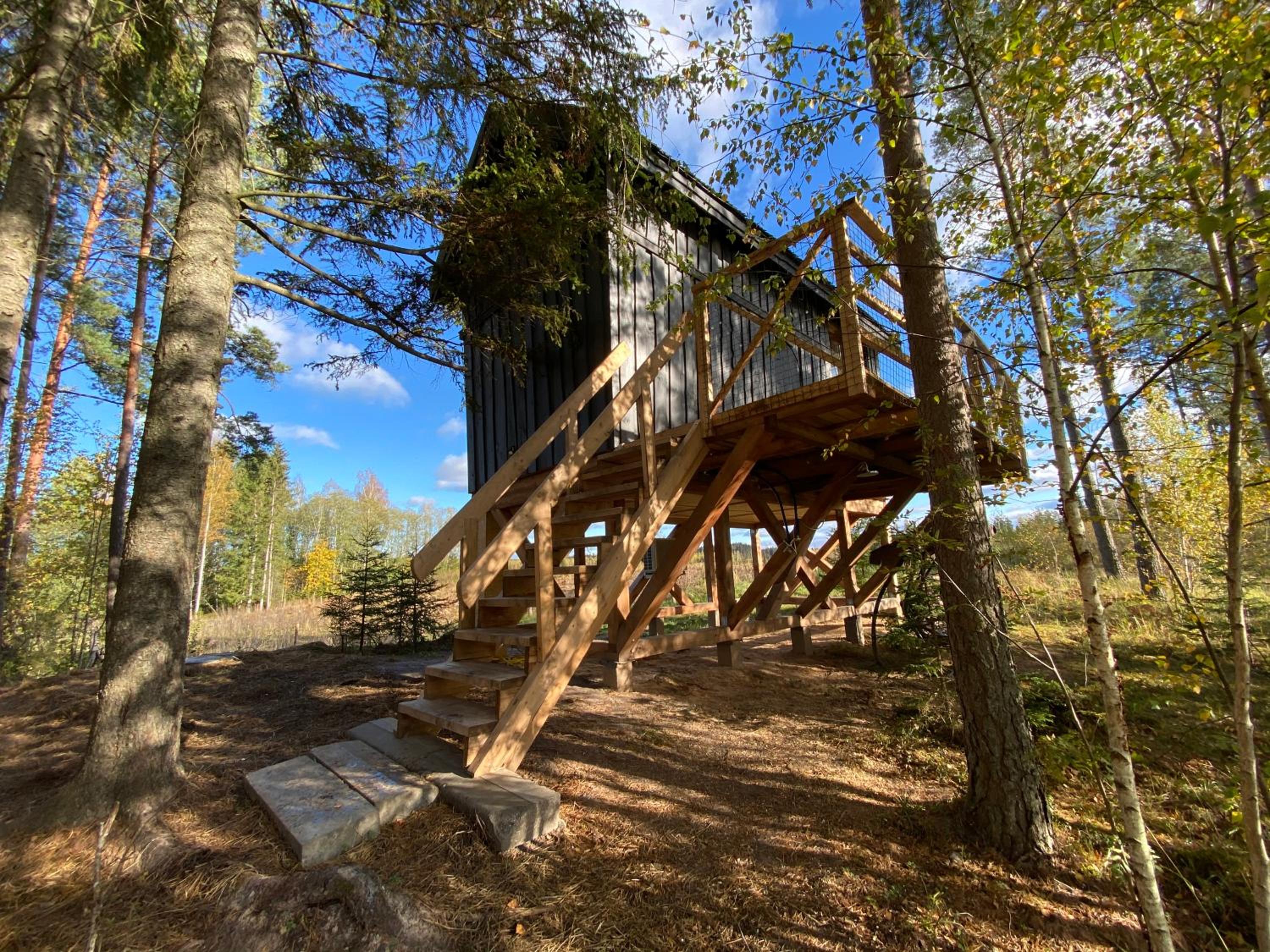 Viking Treehouse with Hot Tub, Sauna, Lake & Deer Park view 3