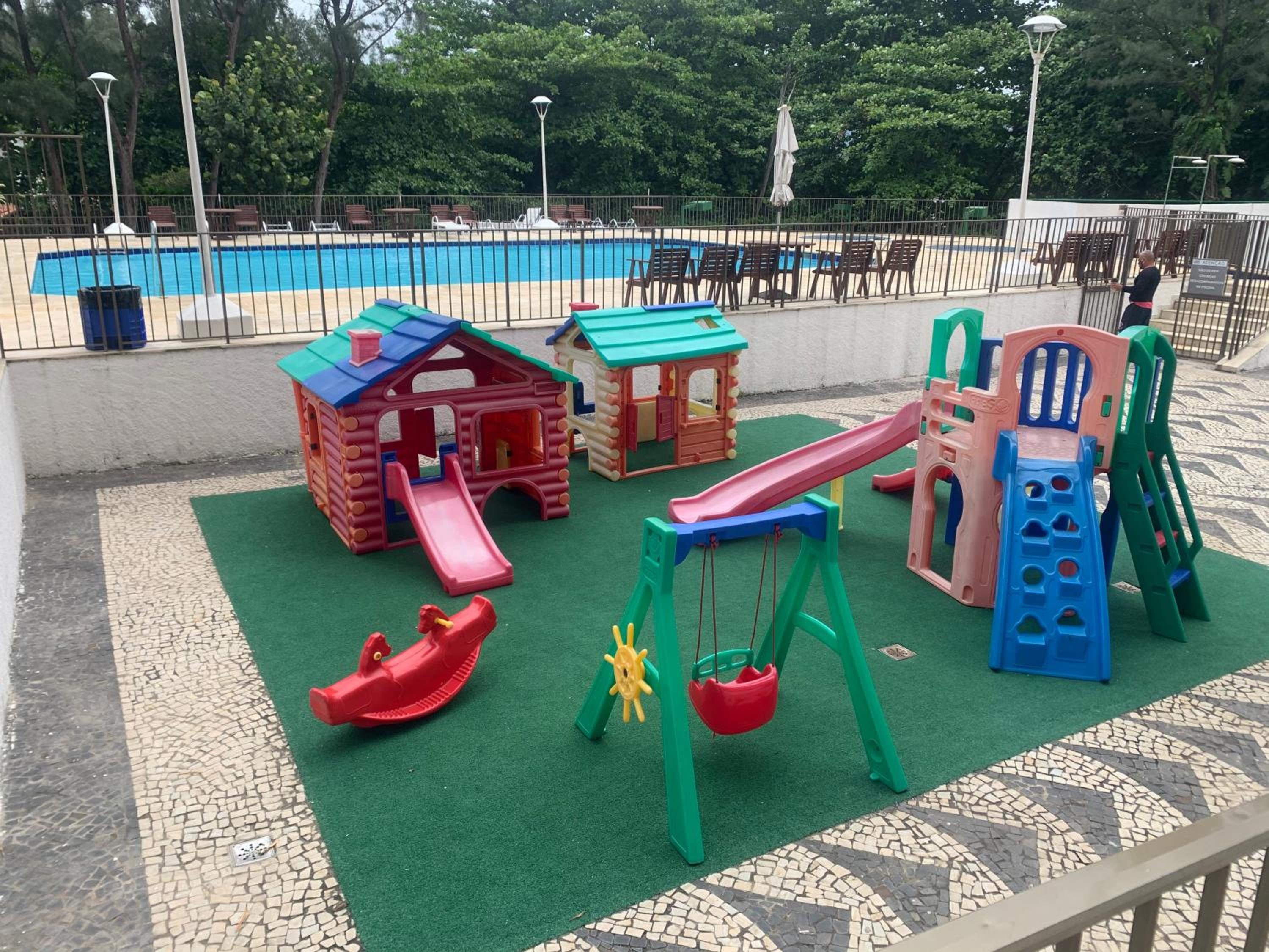Flat com 70 metros recém reformado, sala, duas suítes, cozinha, vista parcial do mar, edifício em frente à praia da barra