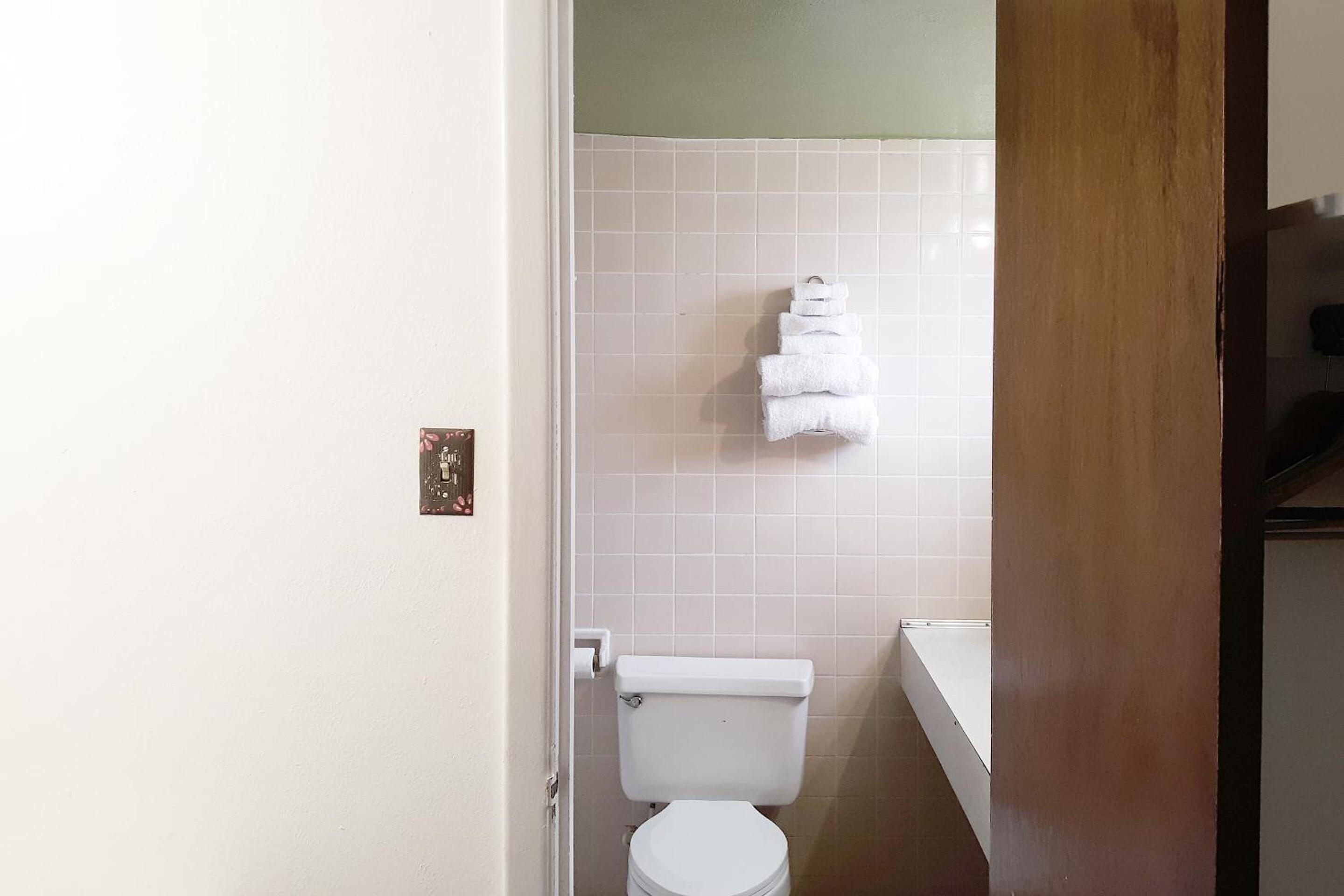 Clovis Vacations - OYO Hotel Kings at Clovis - Property Image 2