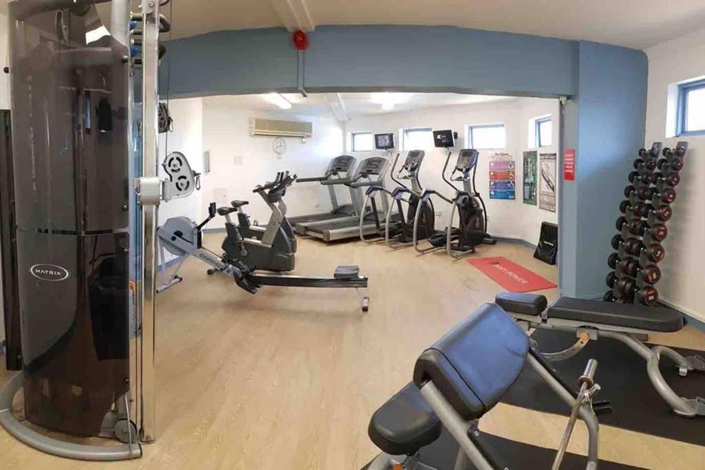 Hotel RETRO LUX GETAWAY BY THE SEA W/POOL, GYM & VIEWS - Image 1