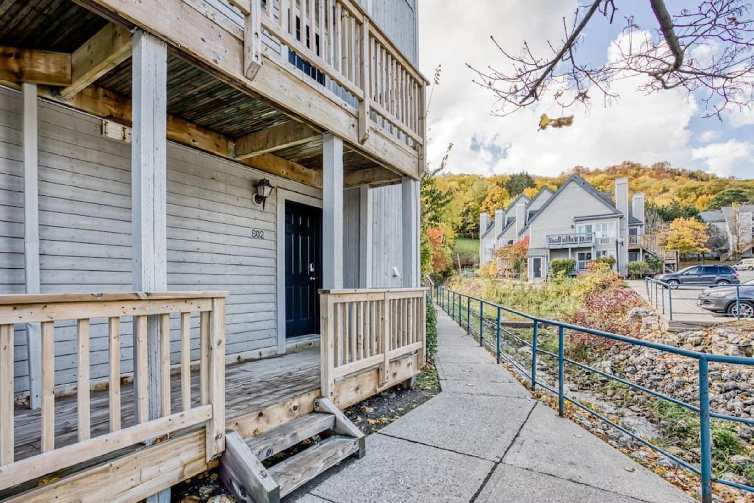 Mountainside Studio at 602 with Hot Tub