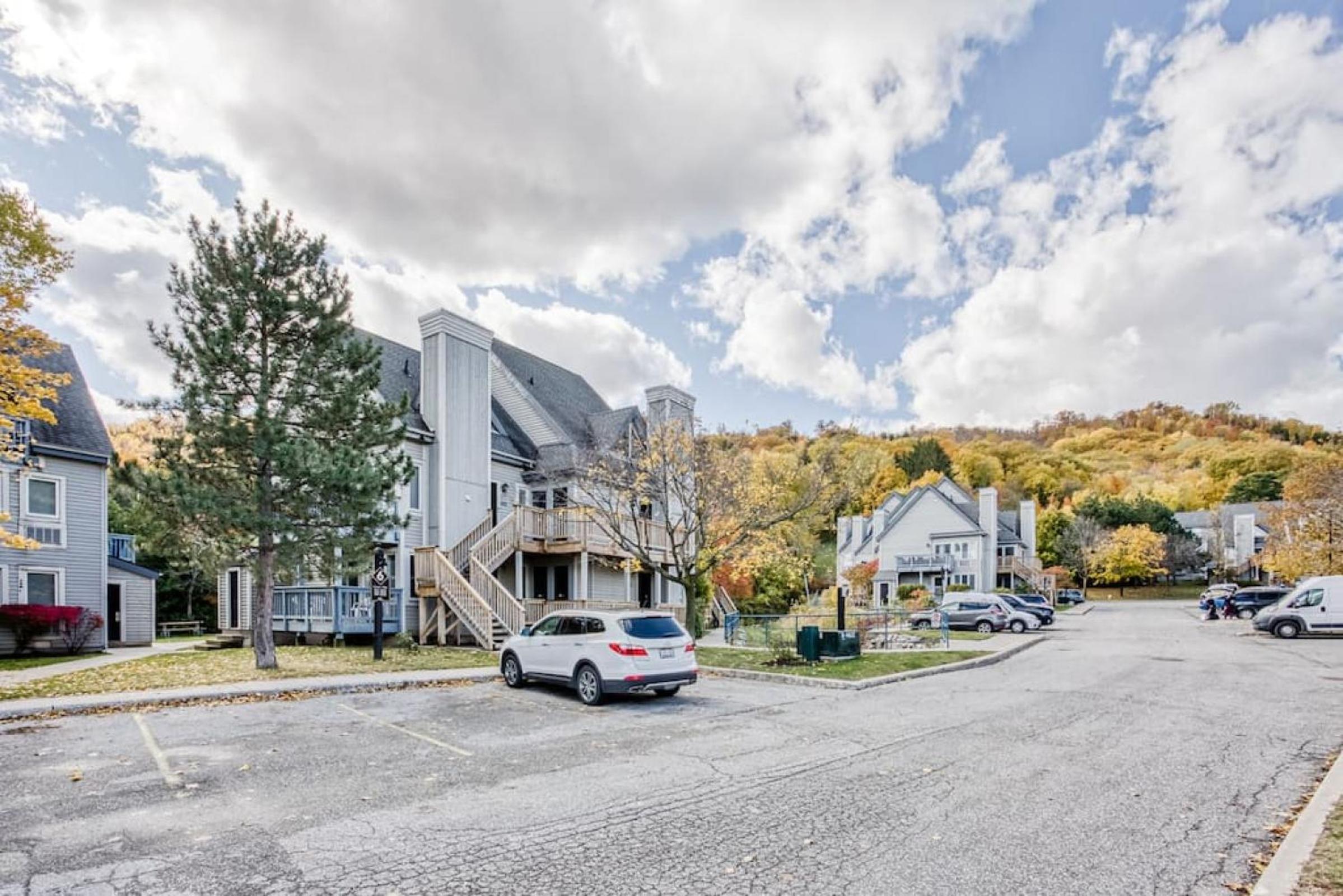 Mountainside Studio at 602 with Hot Tub