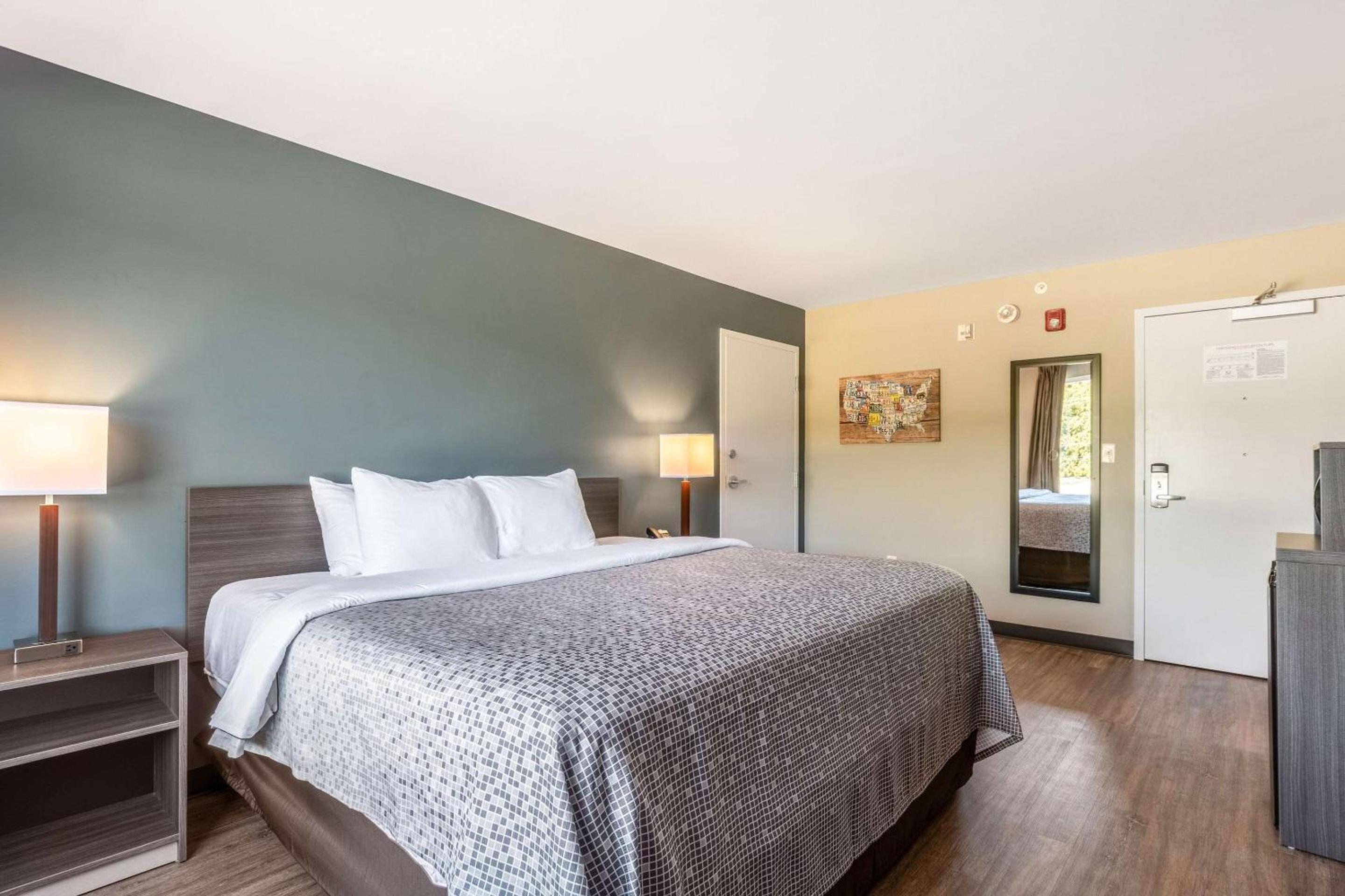 Econo Lodge Dayton North view 2