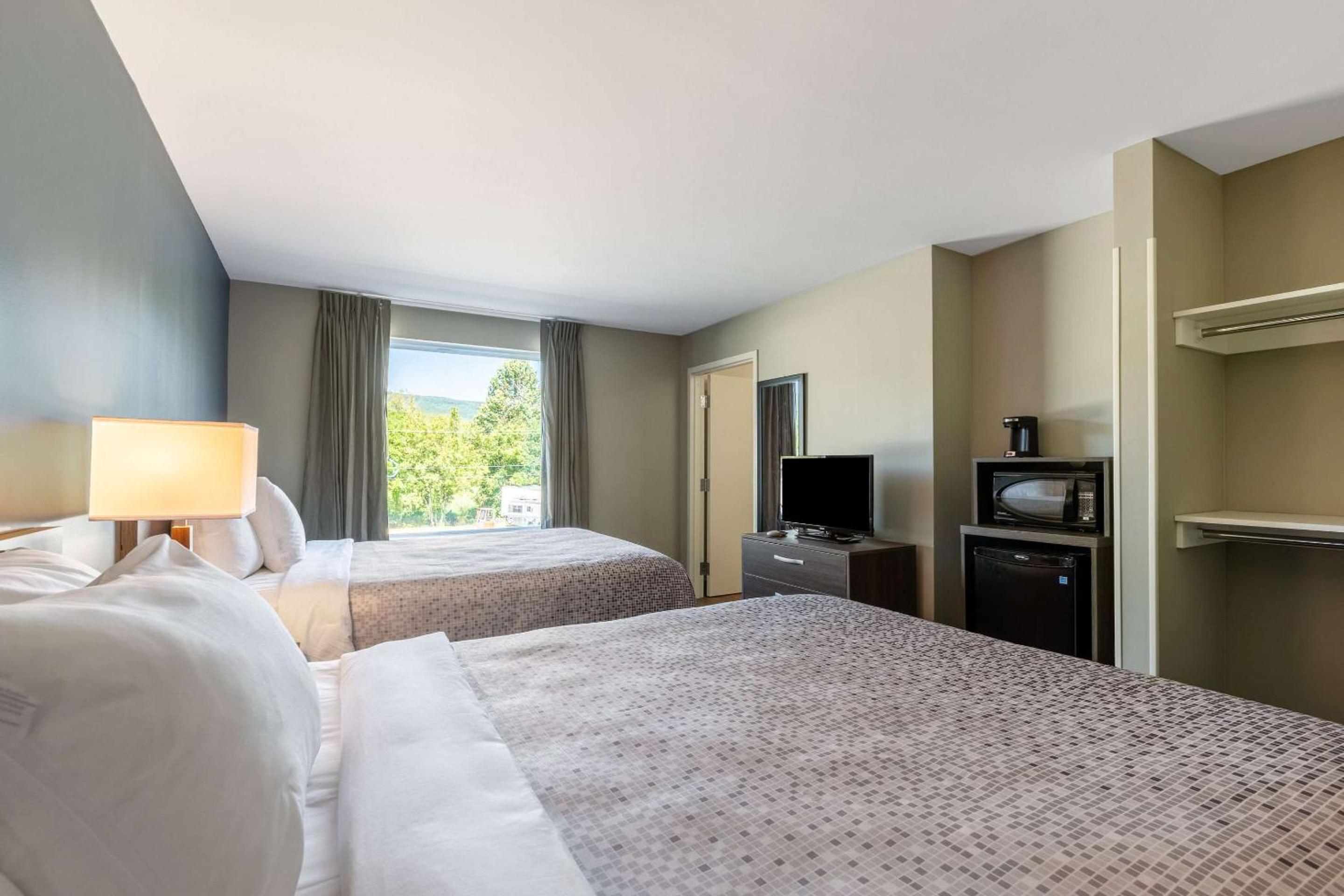 Econo Lodge Dayton North view 4