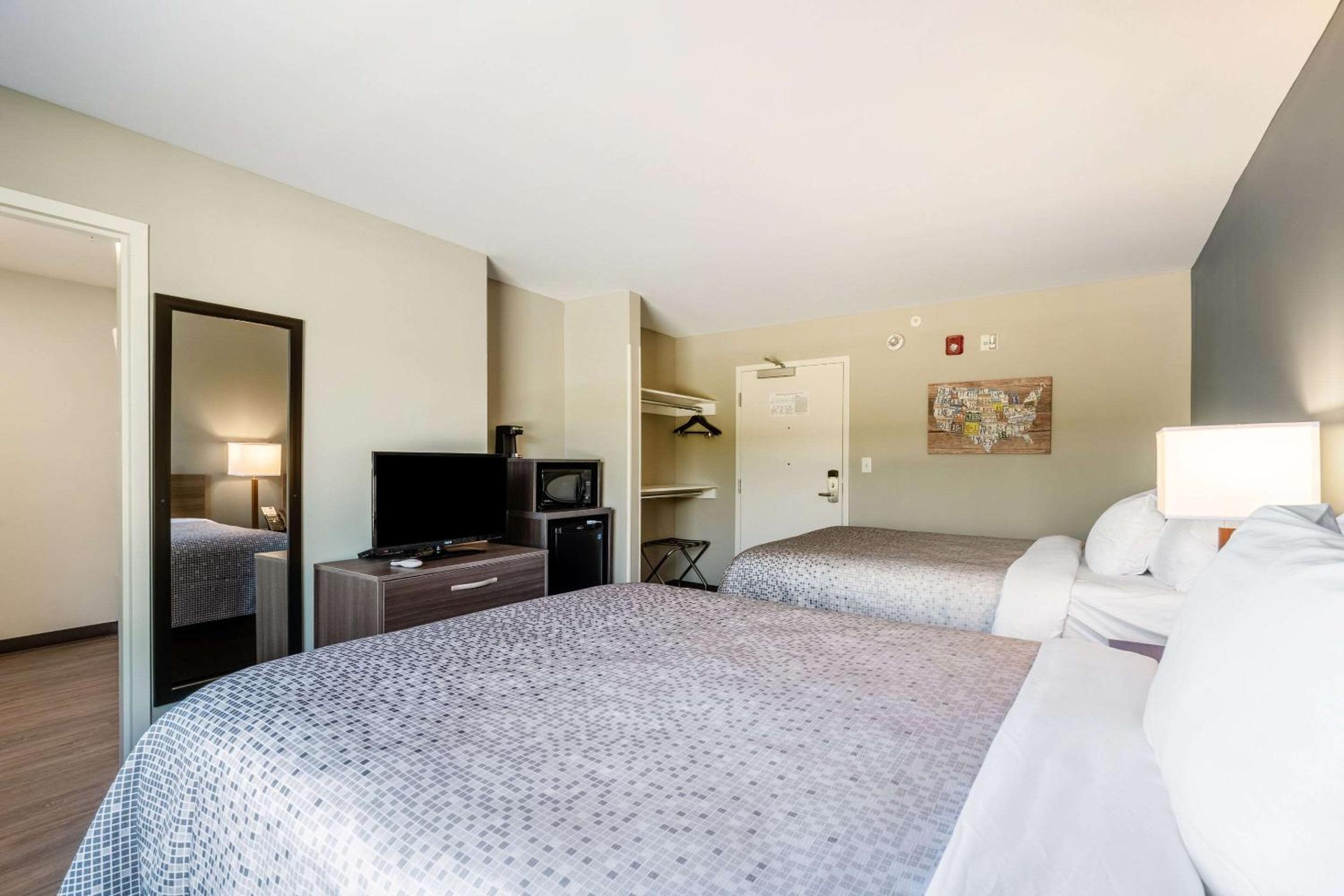 Econo Lodge Dayton North view 5