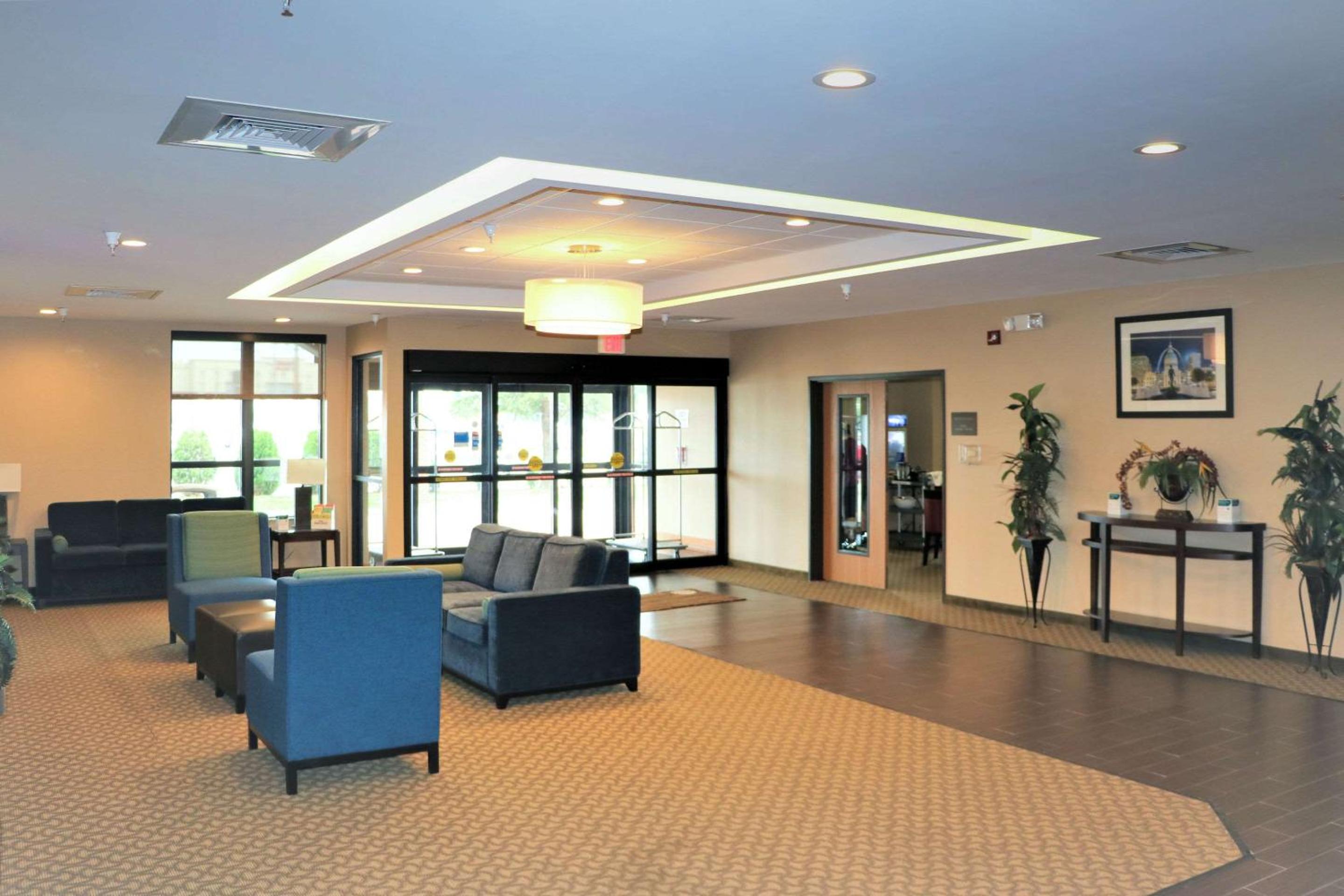 Sikeston Vacations - Comfort Inn  Suites Sikeston I-55 - Property Image 3