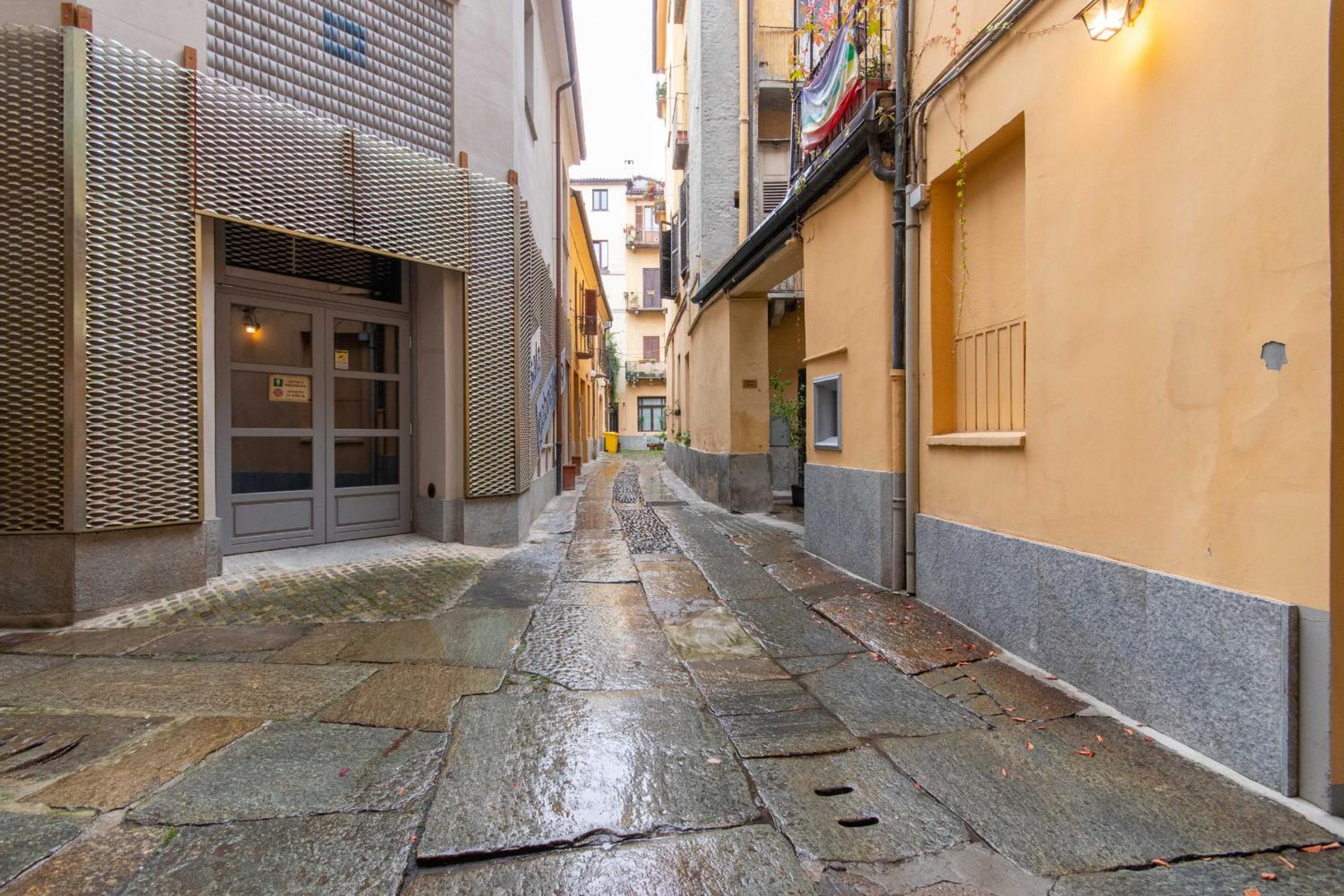 Charming Studio near Piazza Castello by Wonderful Italy view 3