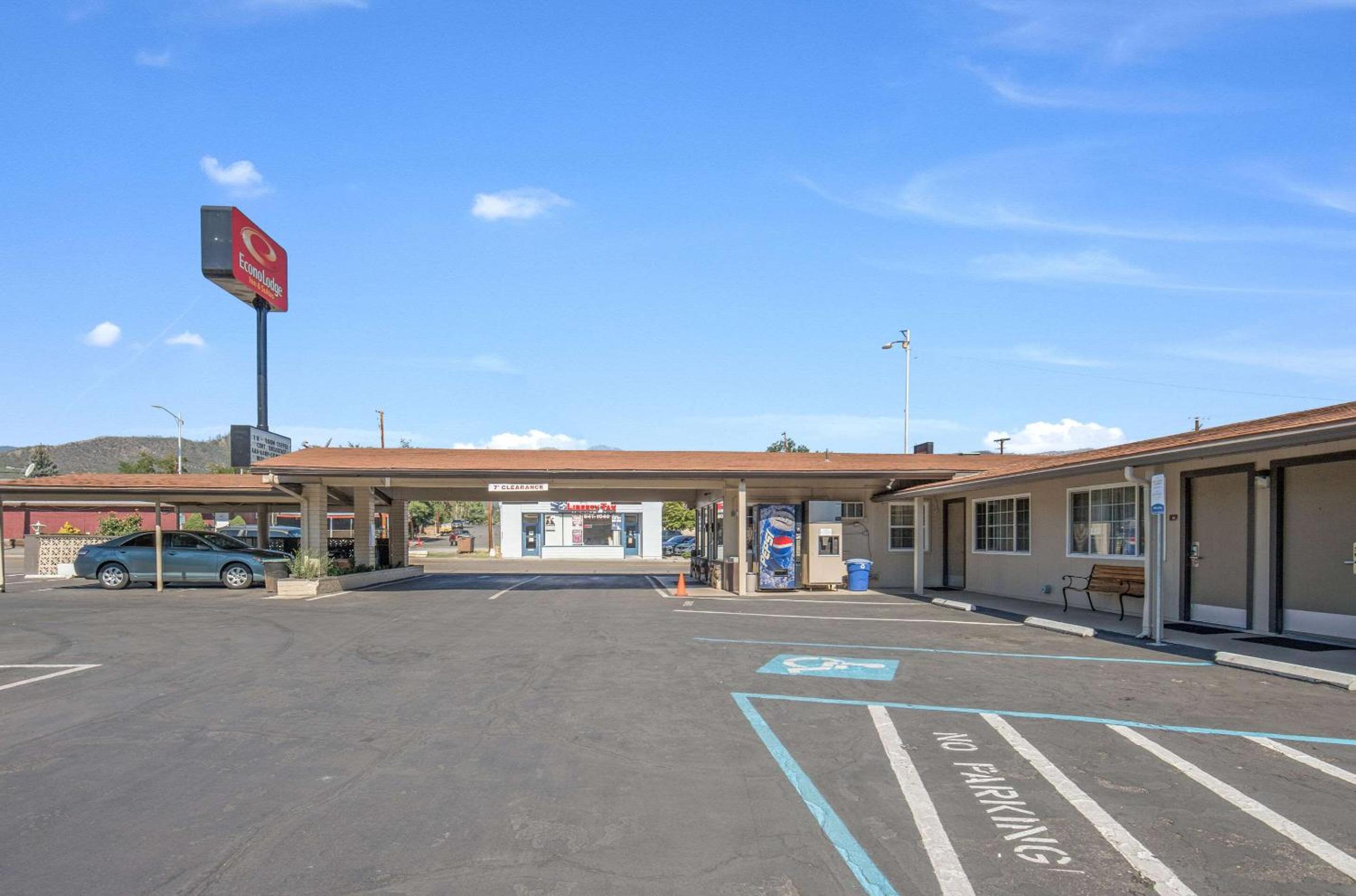 Yreka Vacations - Econo Lodge Inn  Suites - Property Image 1