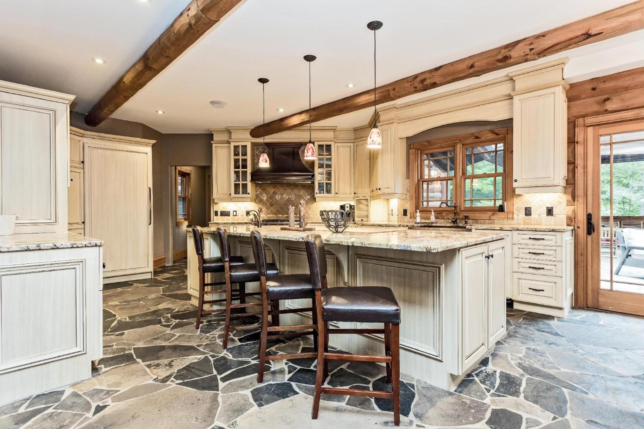 Large Luxury Lakefront Cottage Calabogie