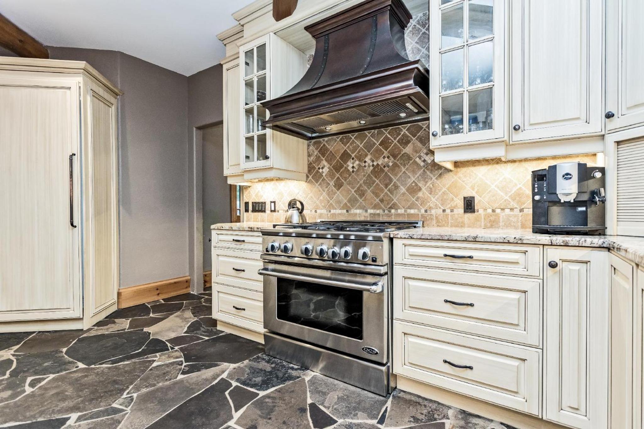 Large Luxury Lakefront Cottage Calabogie