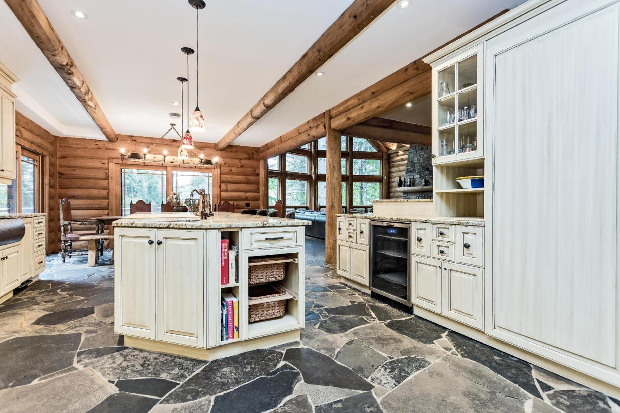 Large Luxury Lakefront Cottage Calabogie