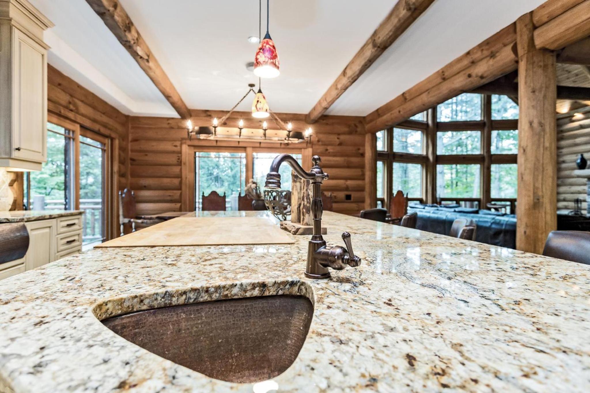 Large Luxury Lakefront Cottage Calabogie