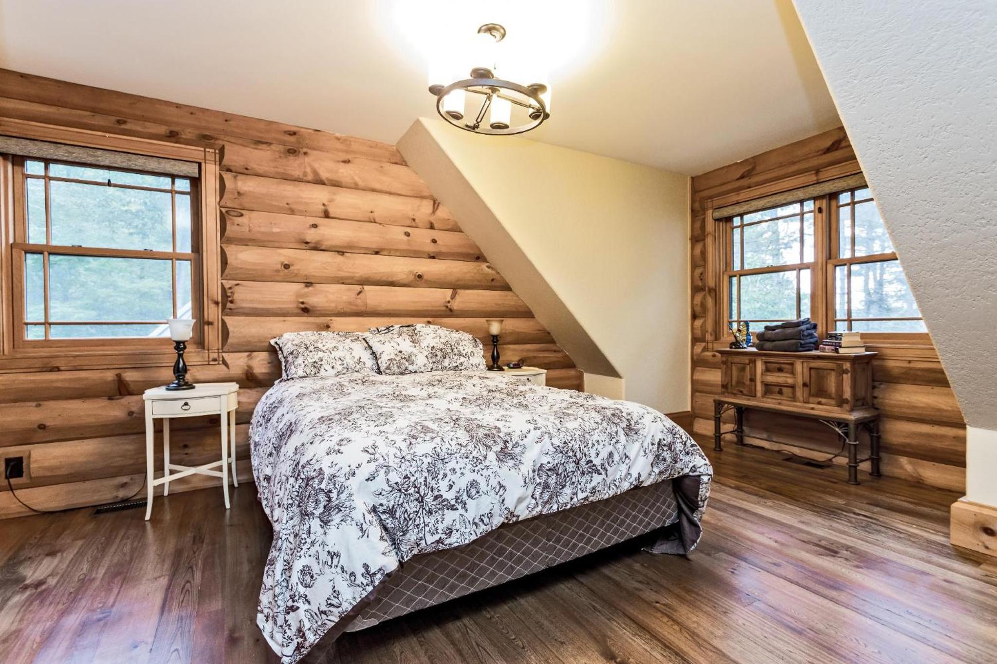 Large Luxury Lakefront Cottage Calabogie