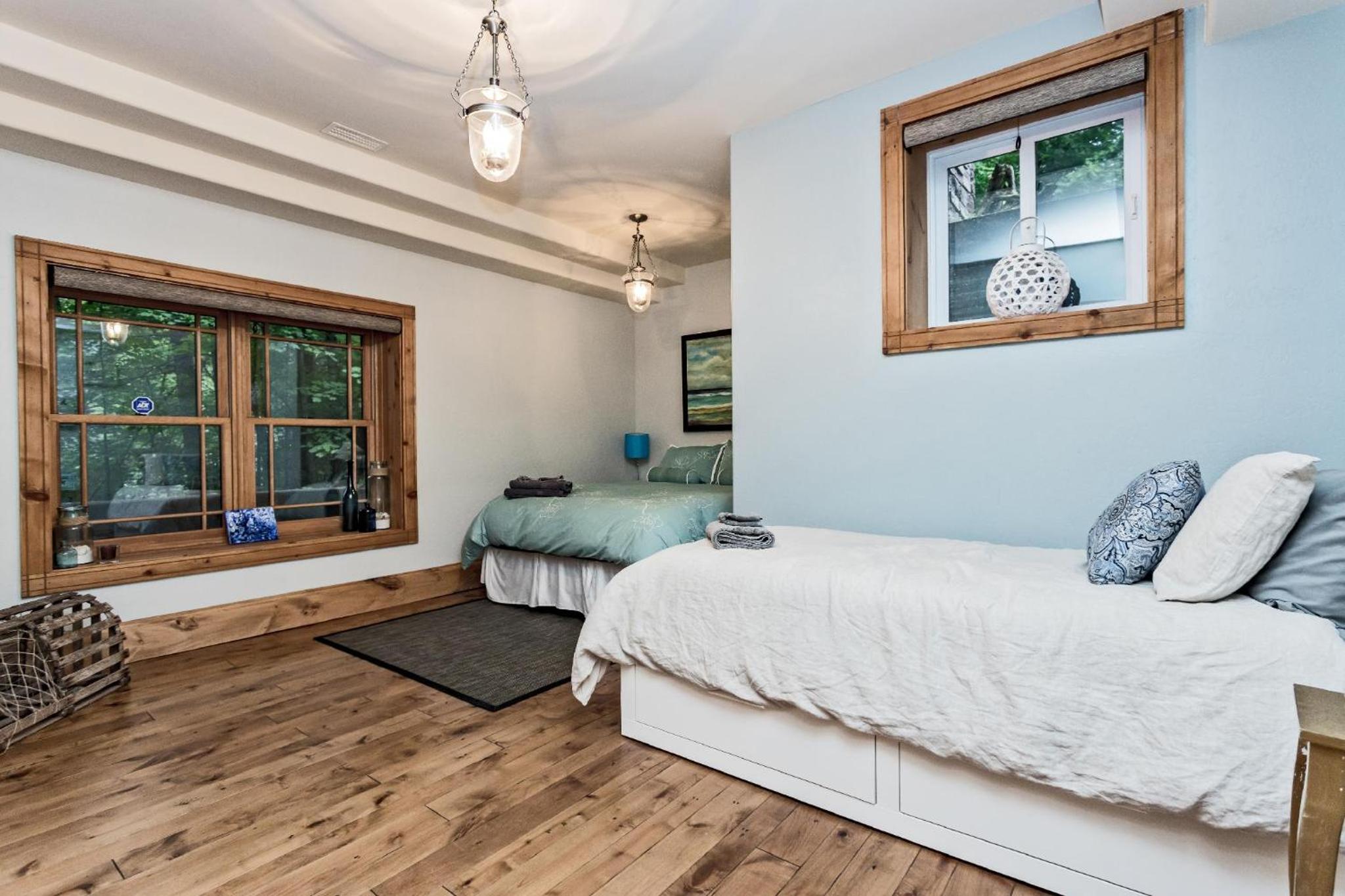 Large Luxury Lakefront Cottage Calabogie