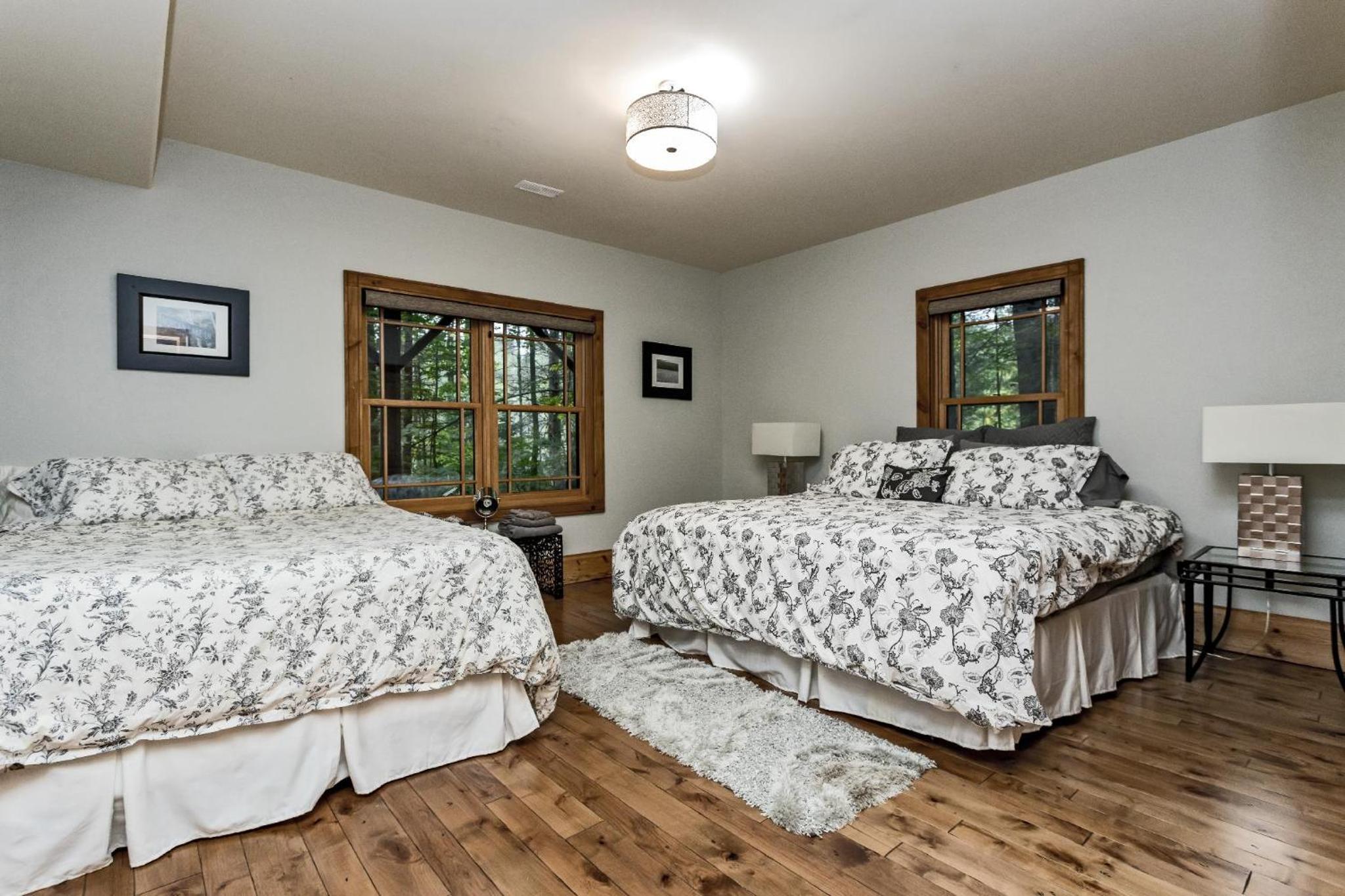 Large Luxury Lakefront Cottage Calabogie