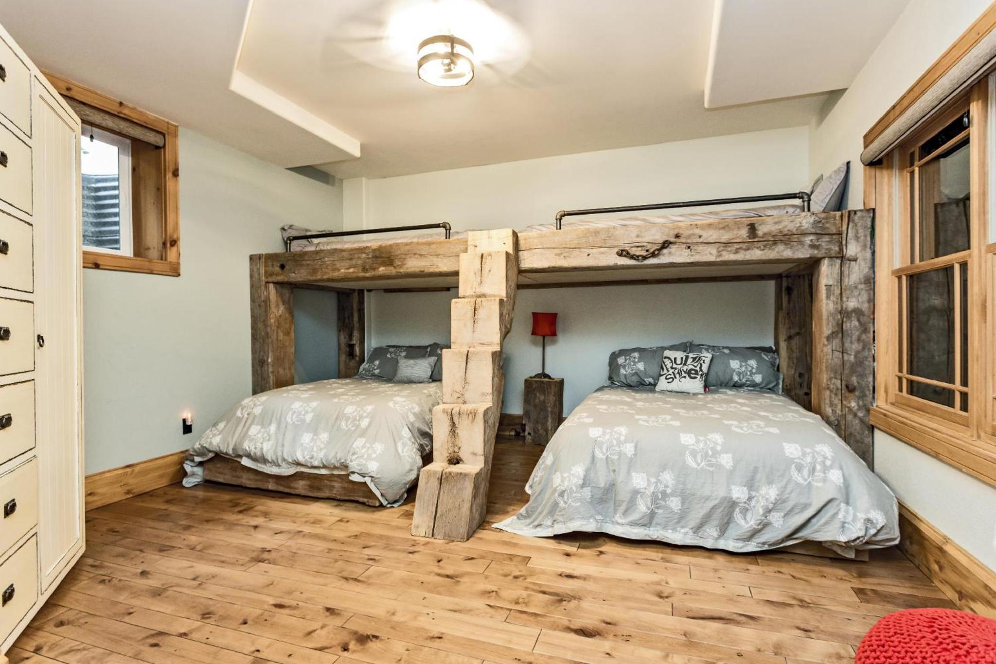 Large Luxury Lakefront Cottage Calabogie
