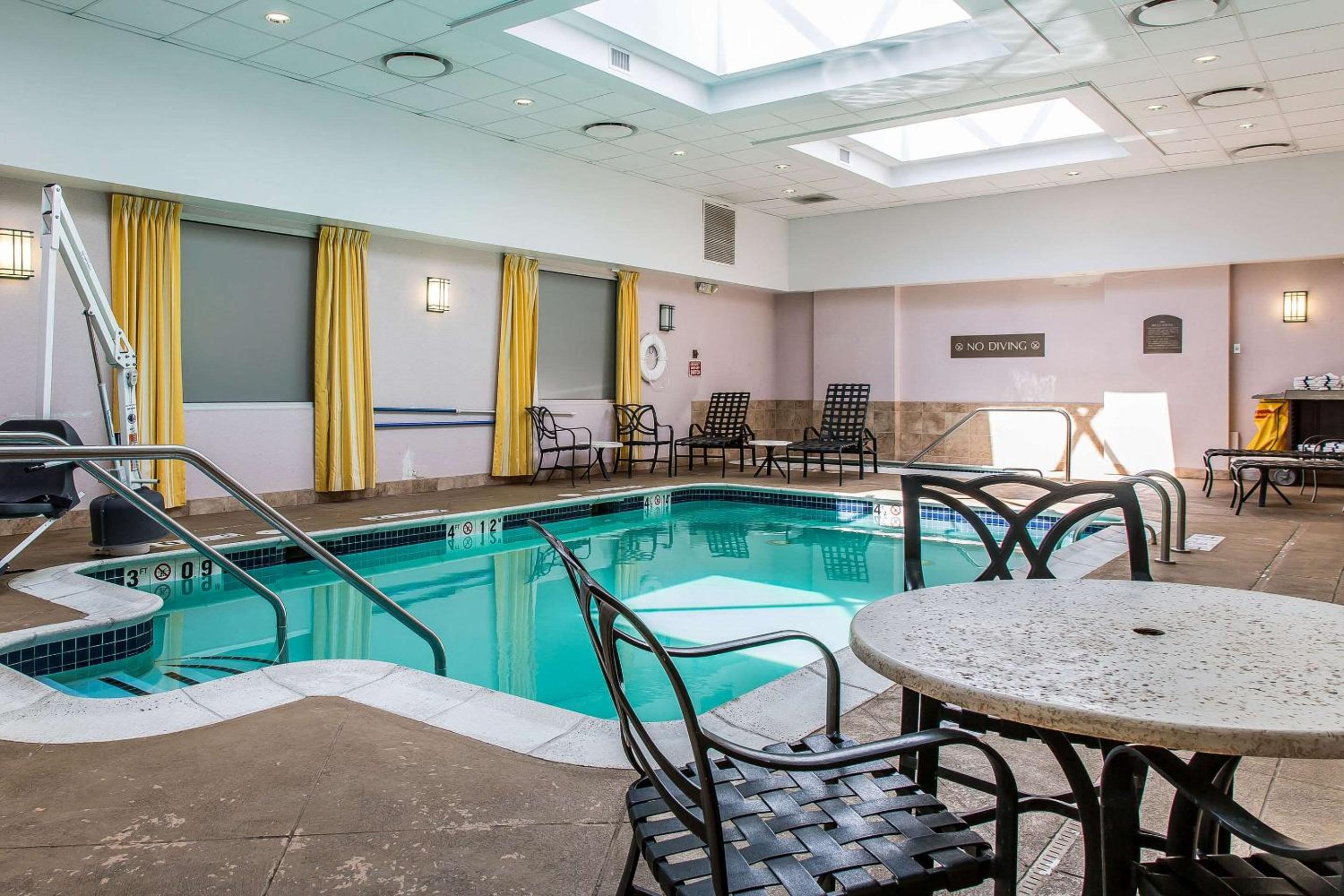 Clarion Hotel  Suites Hamden-New Haven - Property Image 1