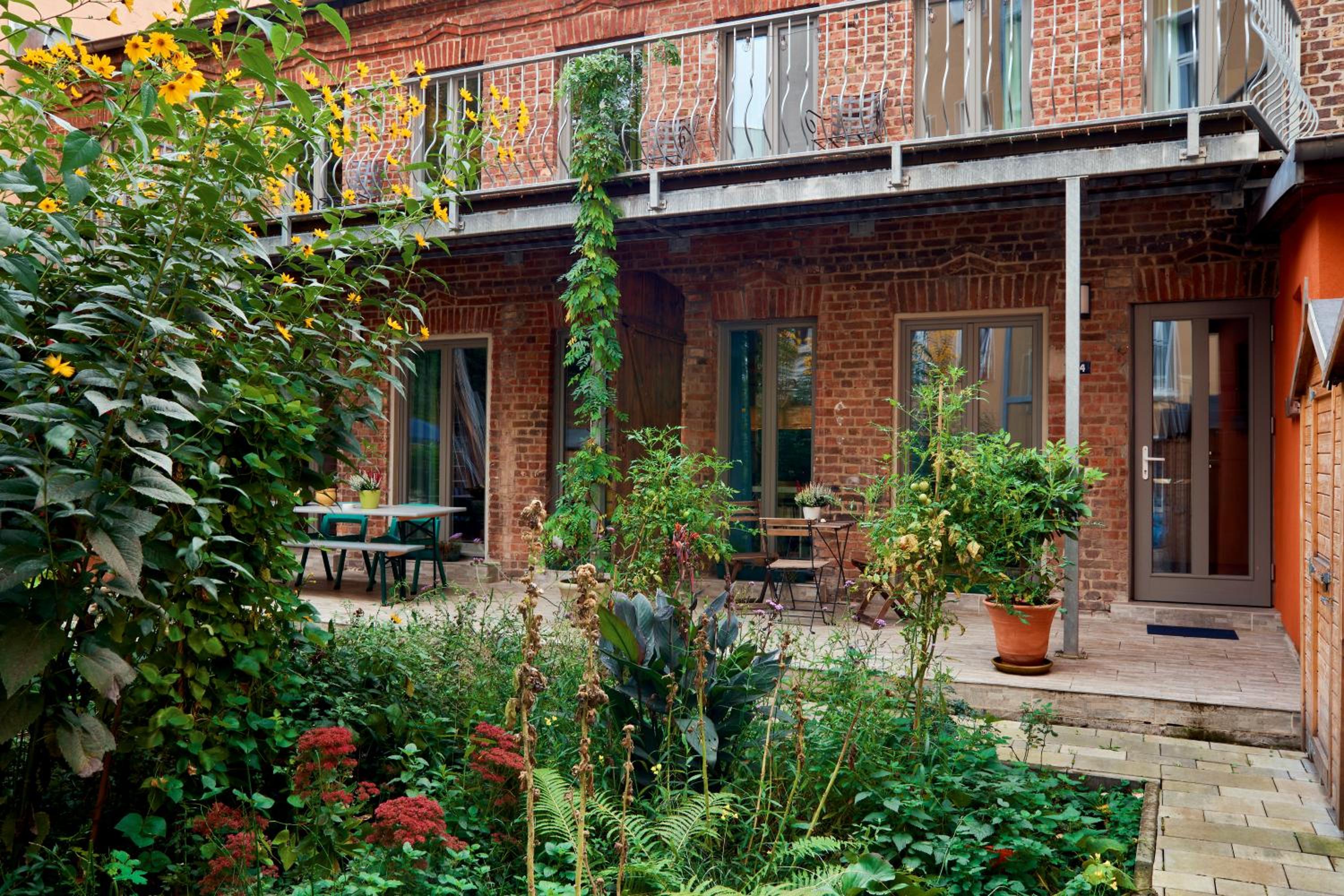 Beautiful Backyard Remise