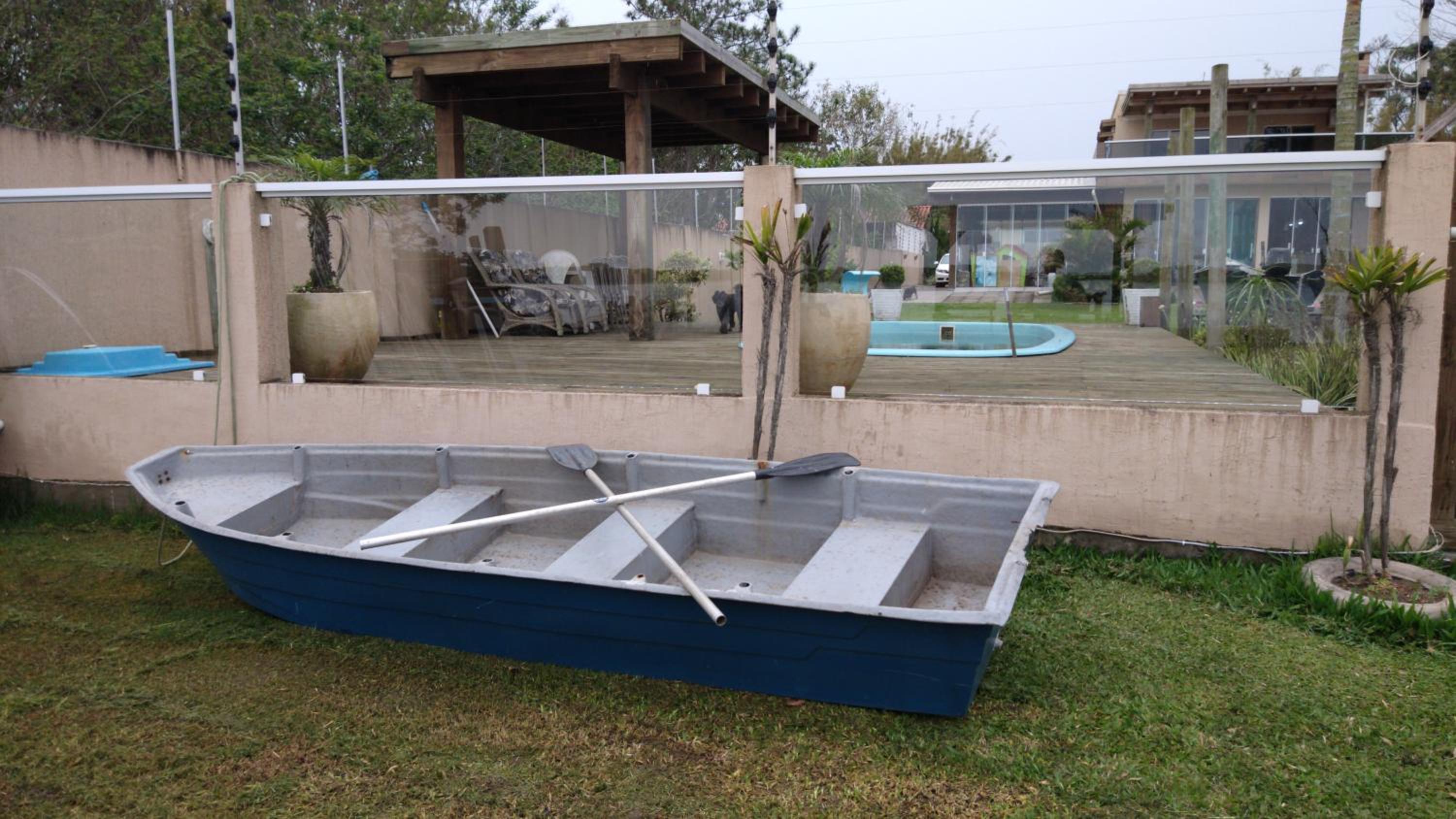 Casa na beira da lagoa com piscina e rampa para embarcações