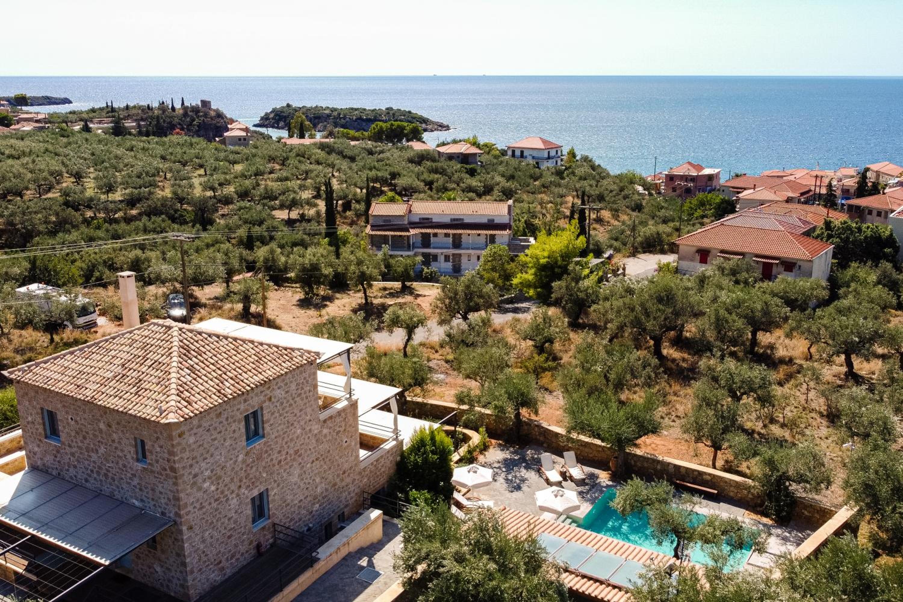 Hotel Lithos Guesthouse Kardamili - Image 1