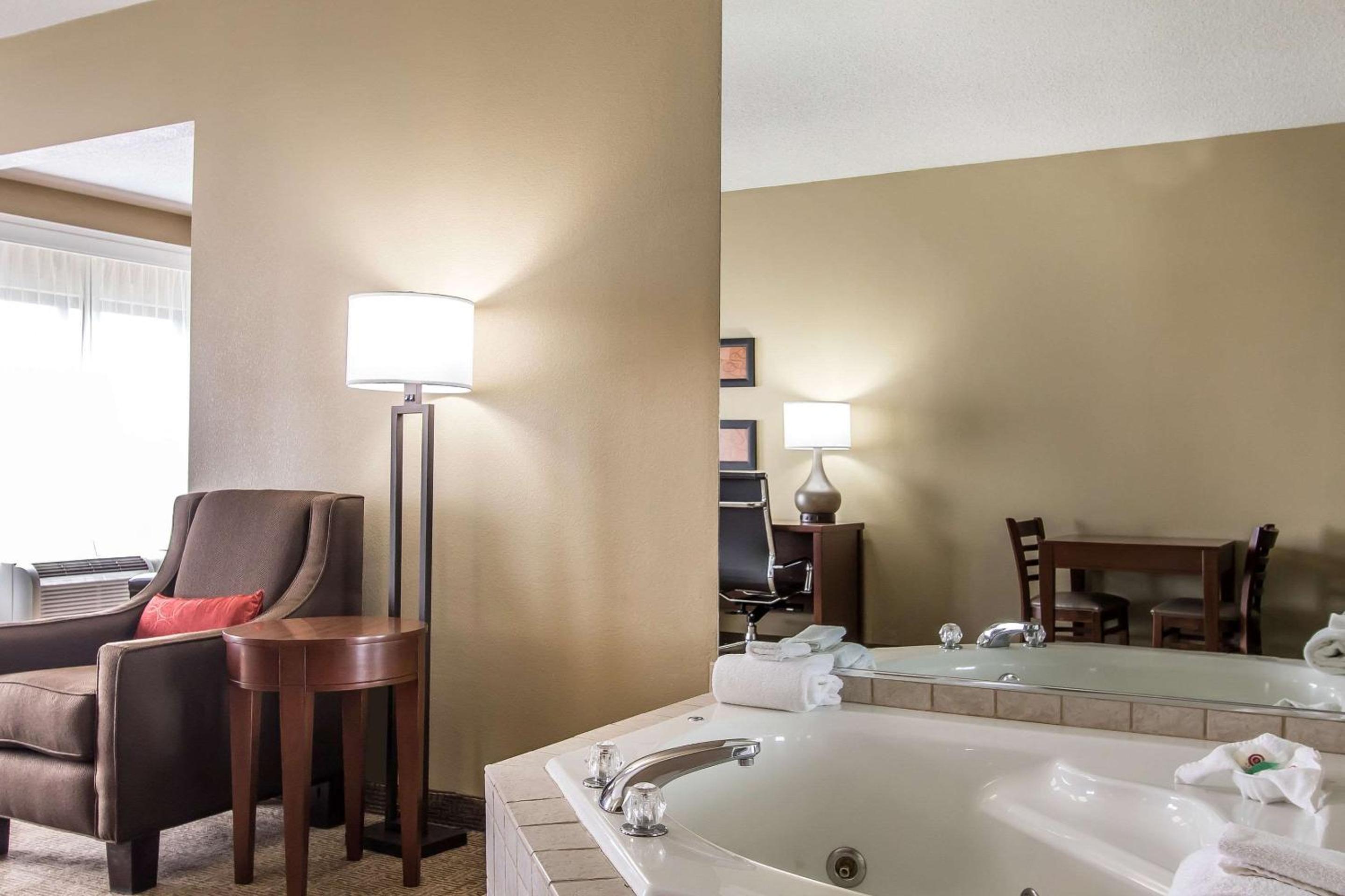 Effingham Vacations - Comfort Suites Effingham - Property Image 8
