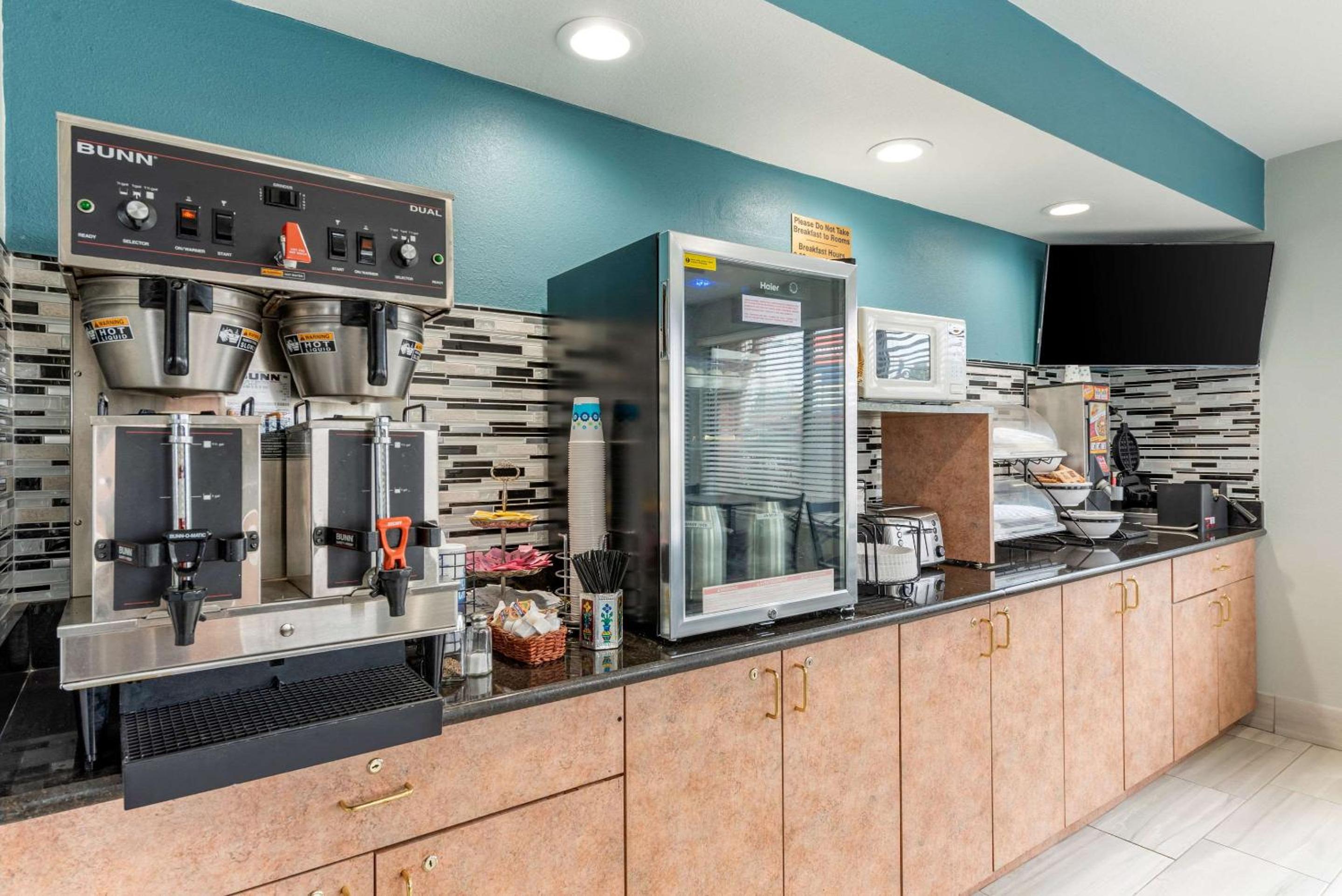 Econo Lodge - Property Image 6