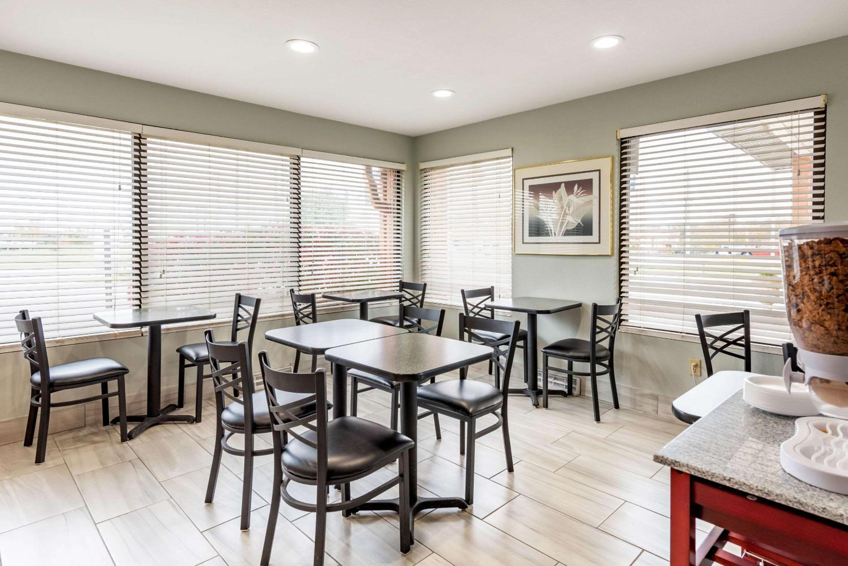 Econo Lodge - Property Image 5