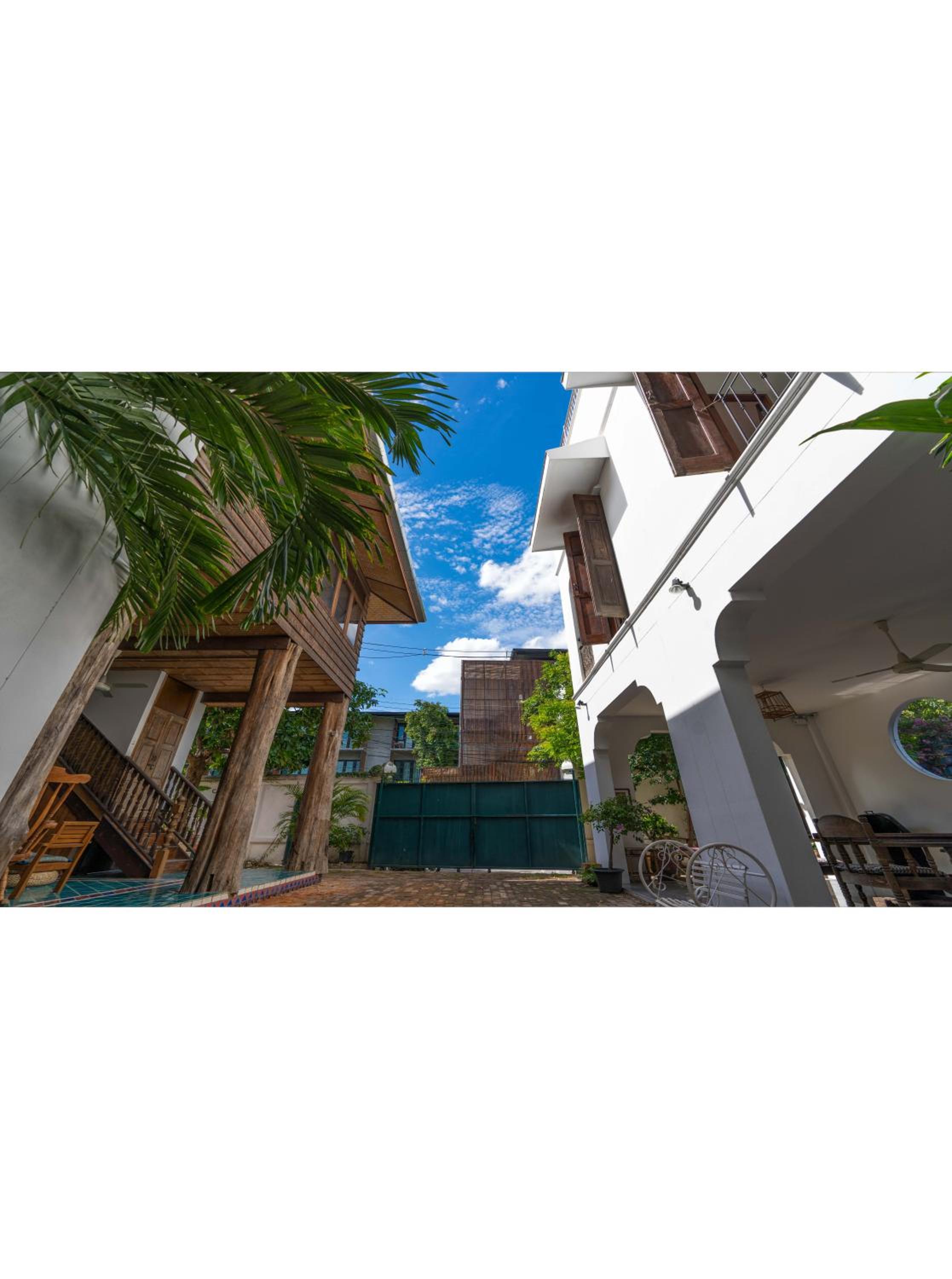 Mammoth Art Studio Pool villa in old city view 3
