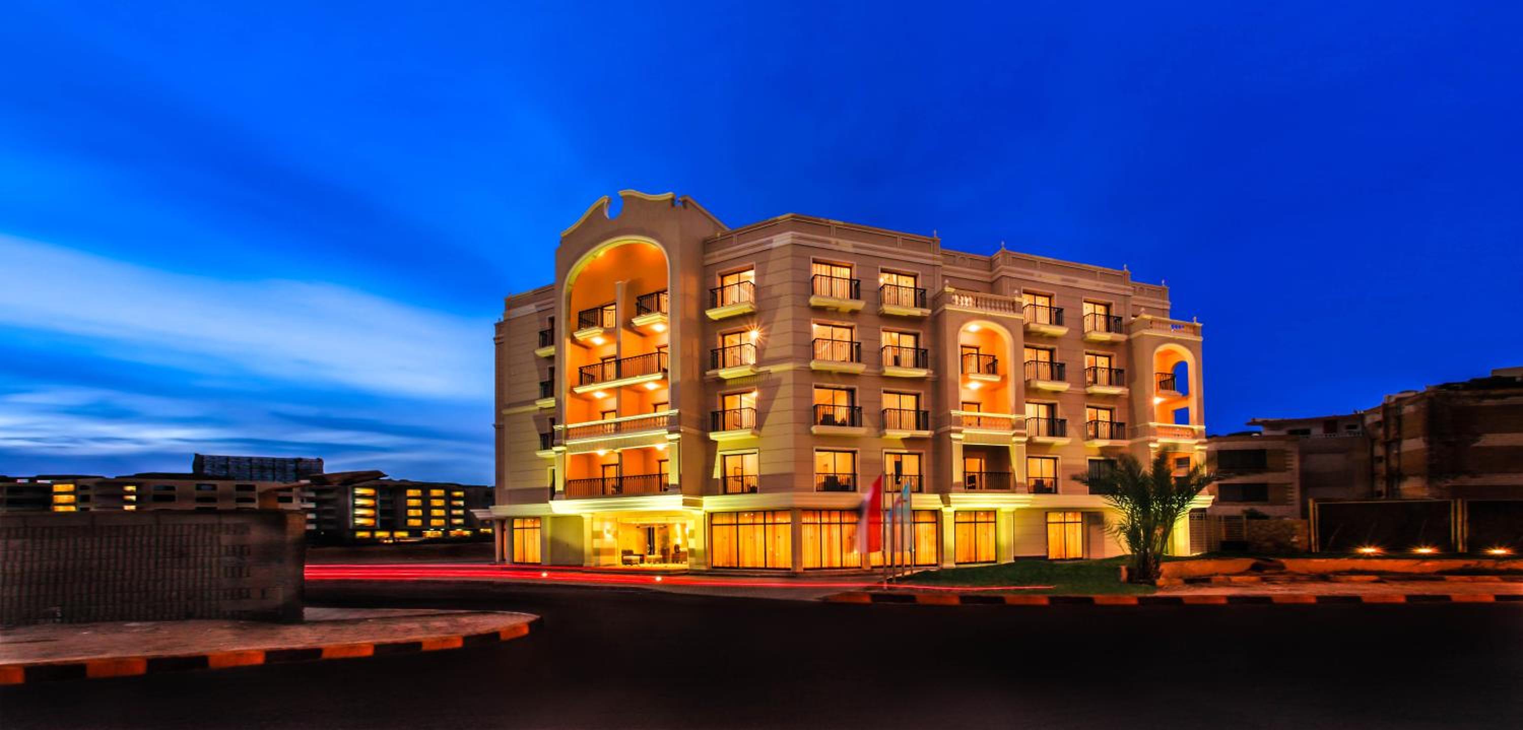 Hotel Solymar Ivory Suites - Image 1