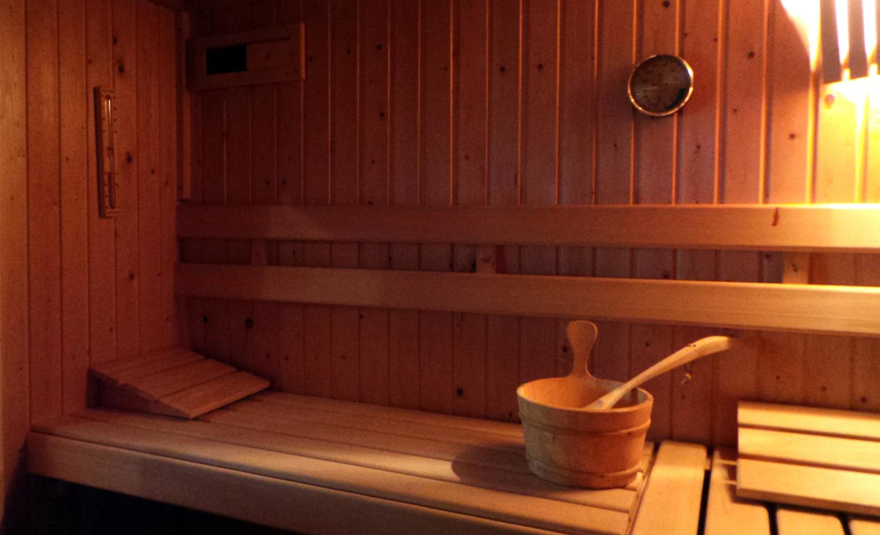 De Kapiteinshut aan de rivier met XL ligbad en sauna view 4