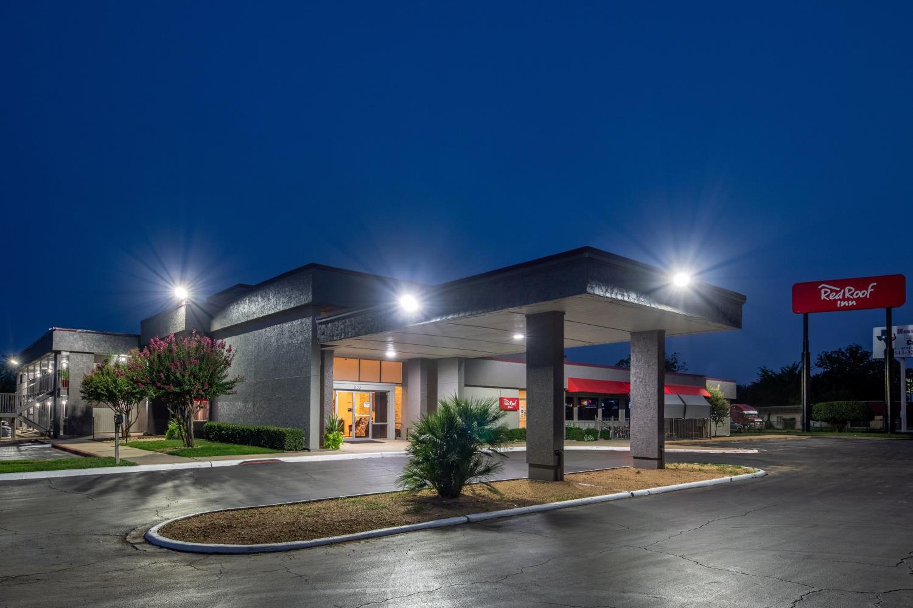 Red Roof Inn Lewisville - Property Image 2