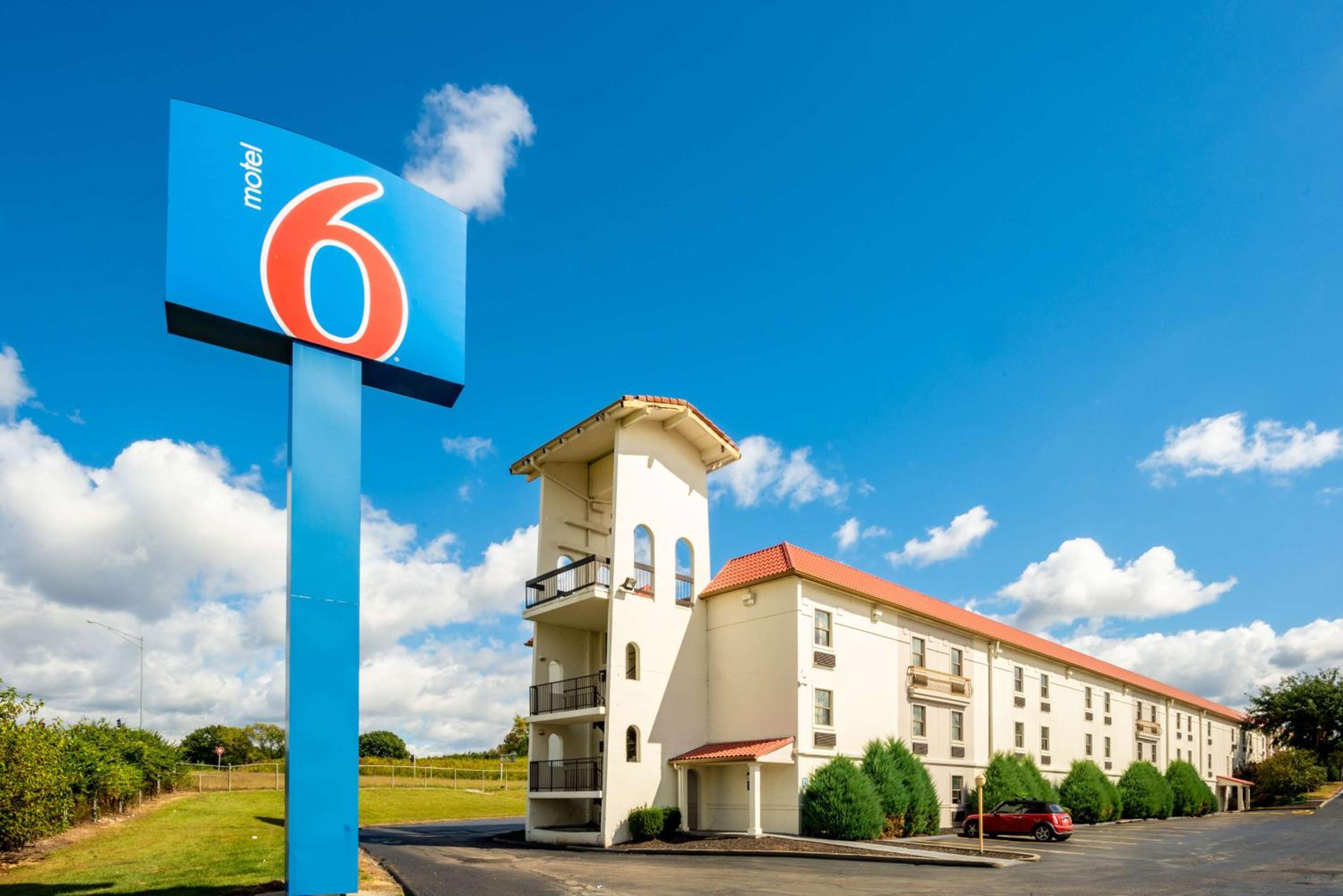 St Louis Vacations - Motel 6-Hazelwood, MO - Property Image 1