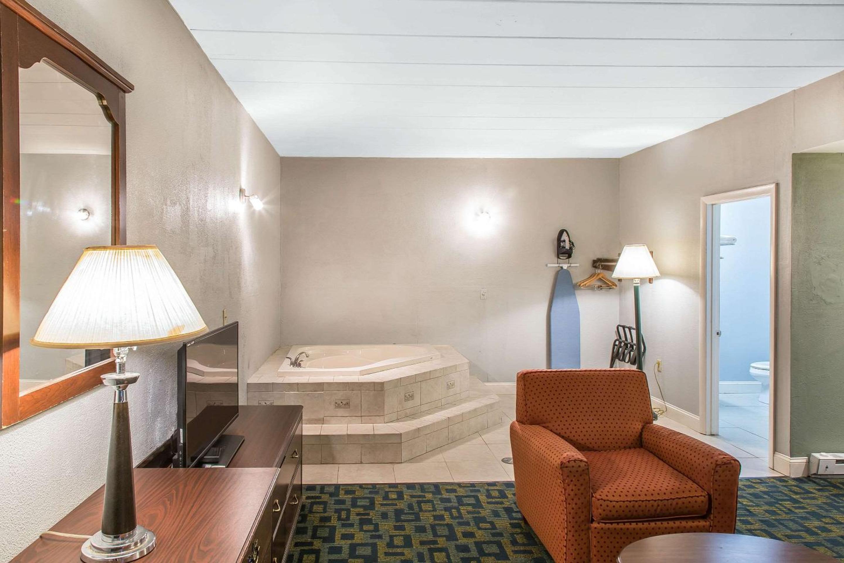 Econo Lodge Cranston - Providence view 3