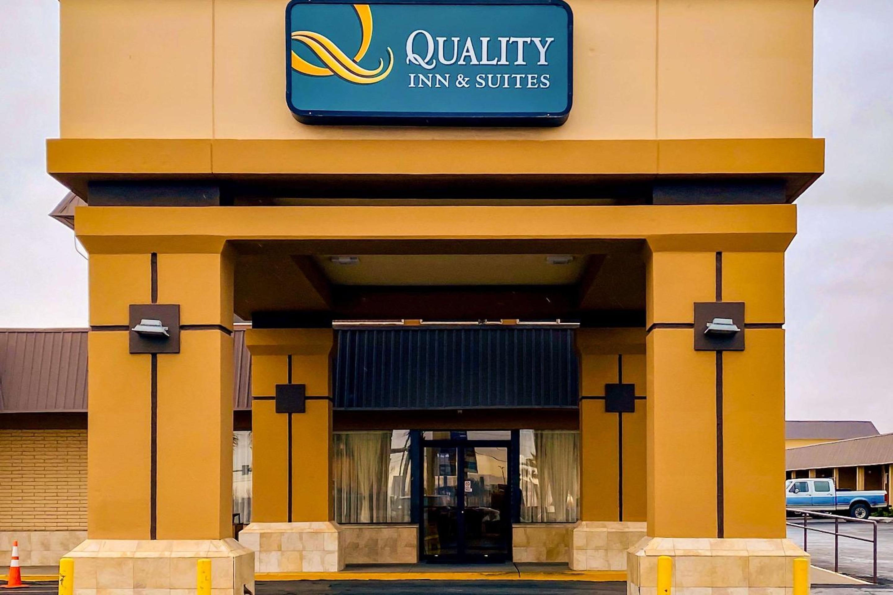 Hotel Quality Inn & Suites Airport - Image 1