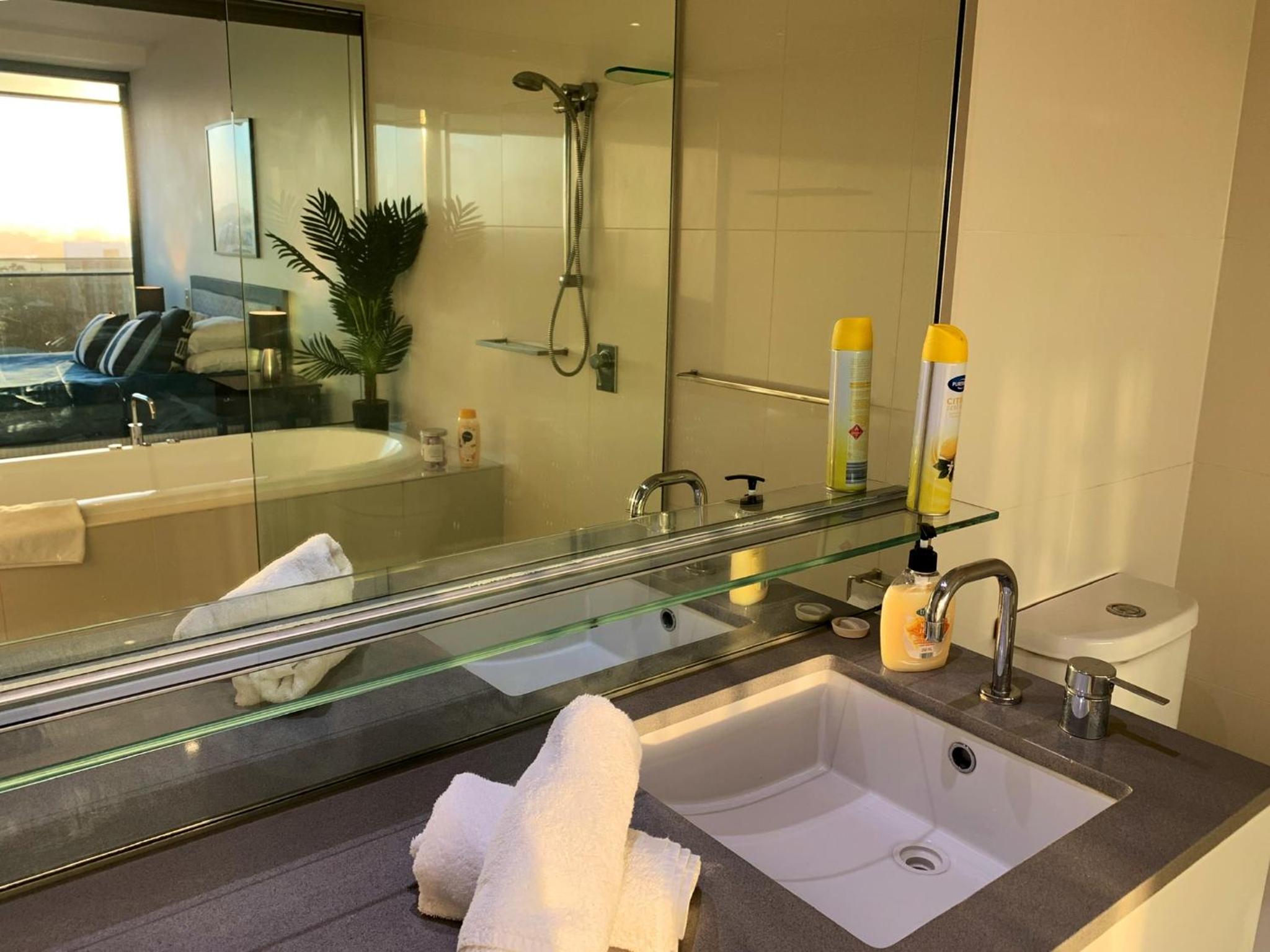 BeachView Surfers 2BD Apartment Lux