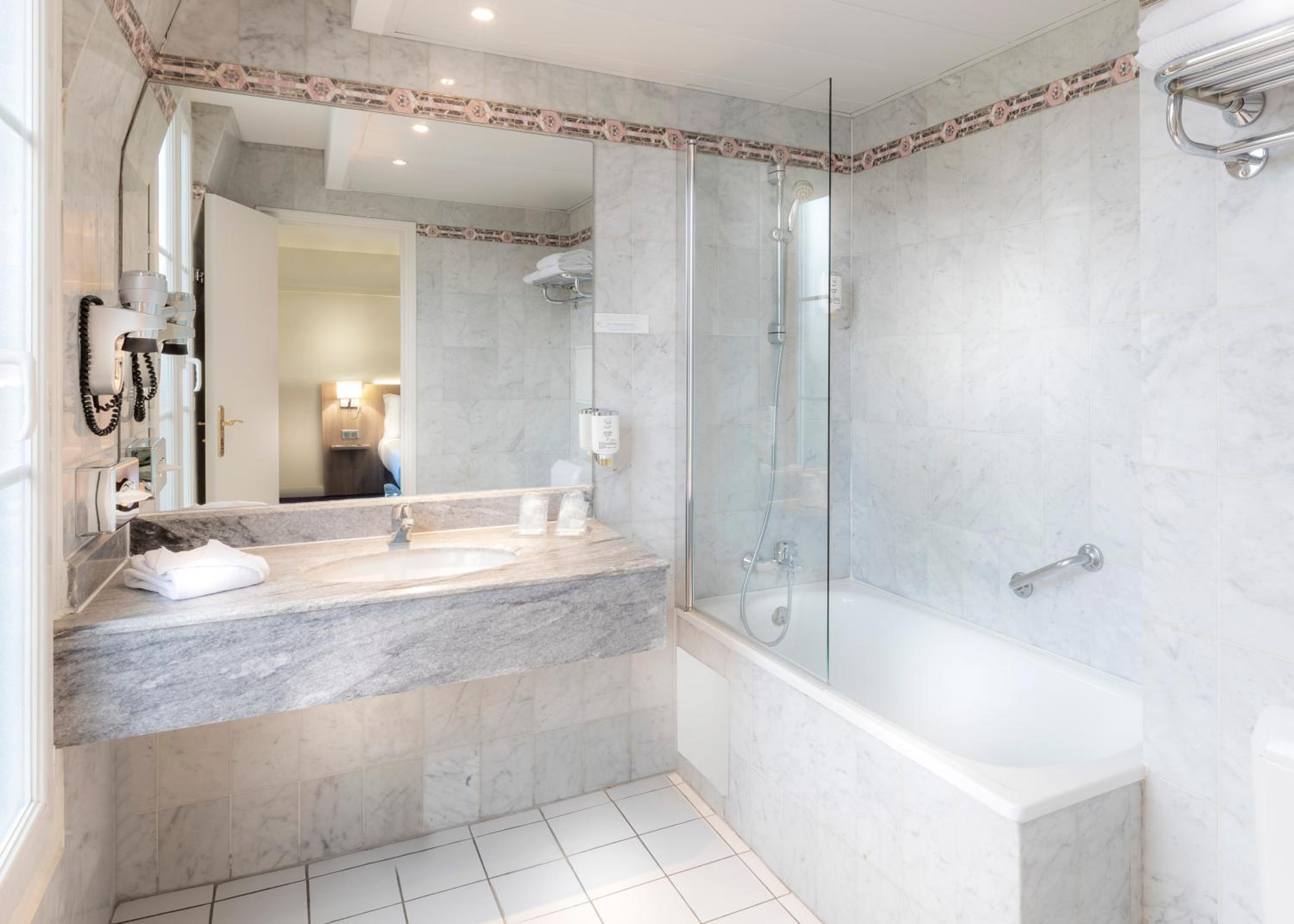 Hôtel Opera Lafayette en Paris — bathroom