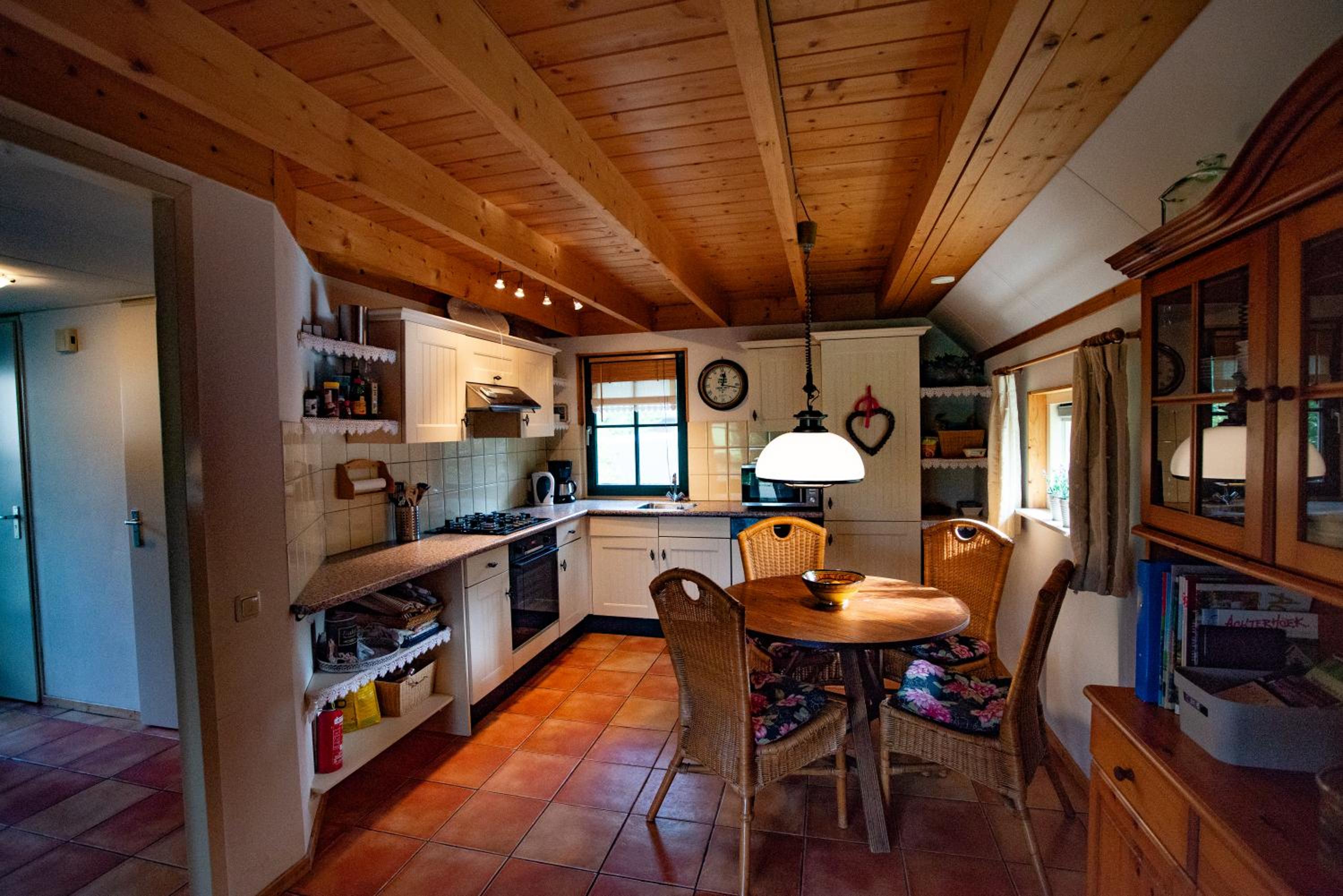 Saksisch Boerderijtje en Eibergen — kitchen