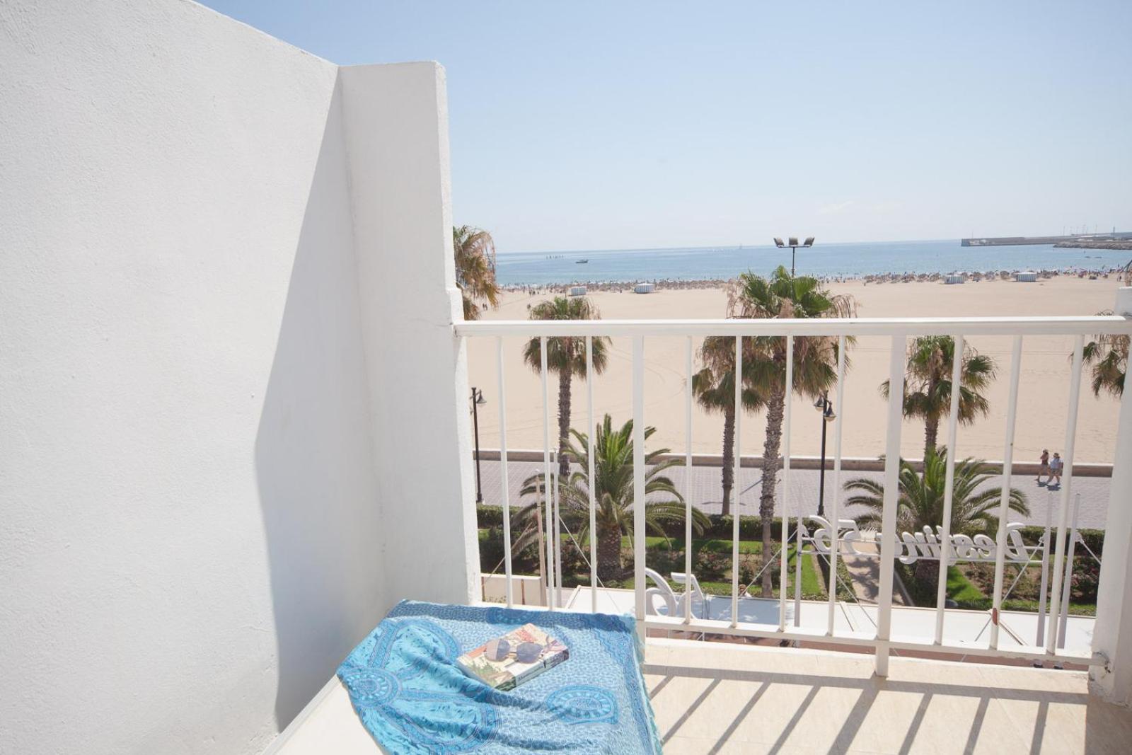 Sol Playa Suites en Valencia — balance & terrace