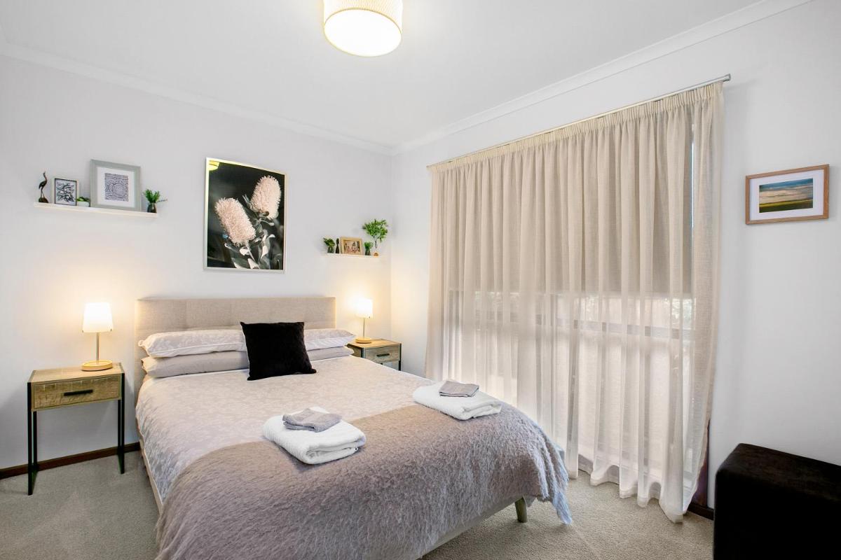 Cosy Cottage 2BR, NETFLIX, Private Garden Terrace view 4