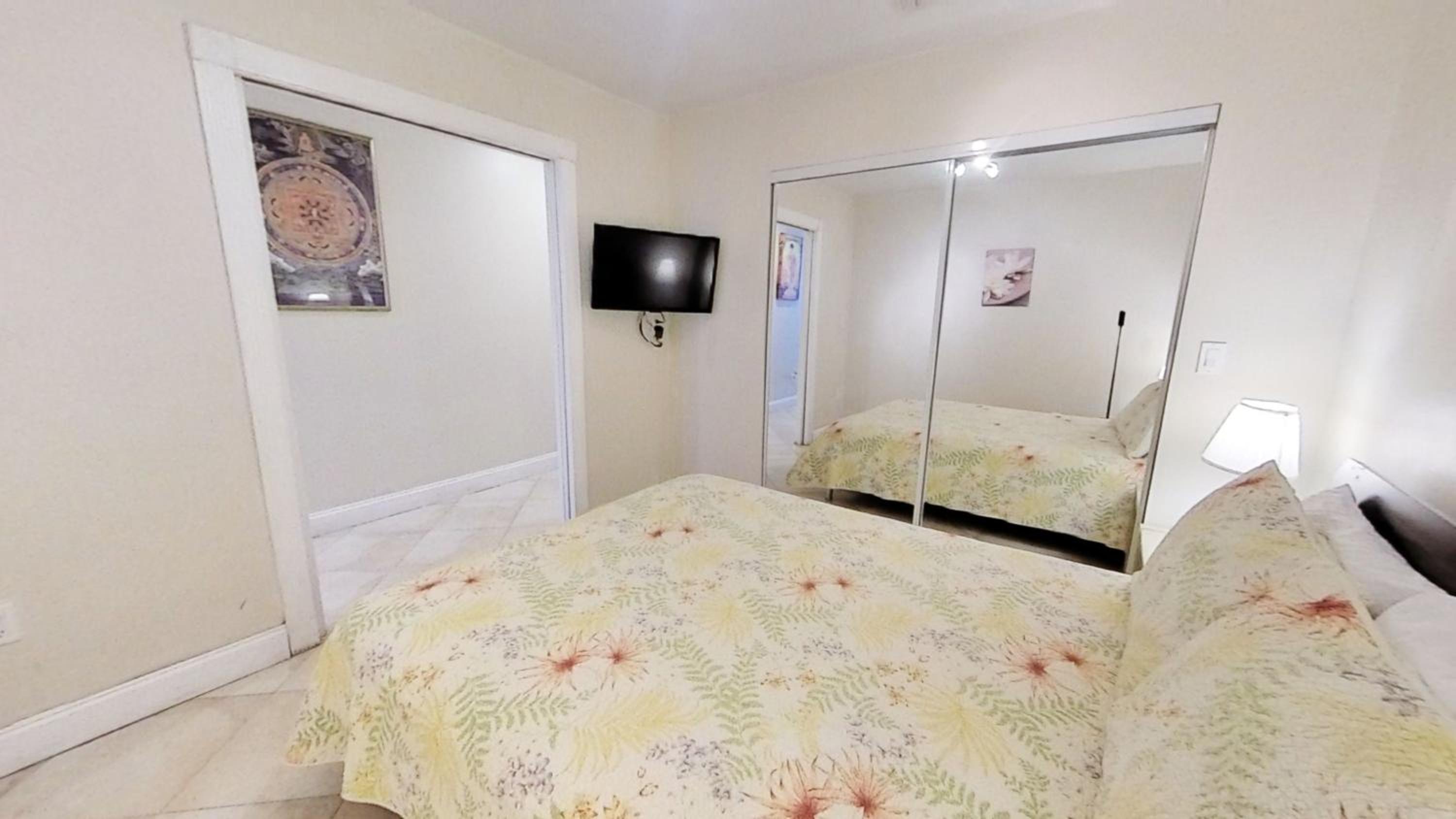 Castle B17 Contemporary Condo with Pool, Beach Access and Free Parking