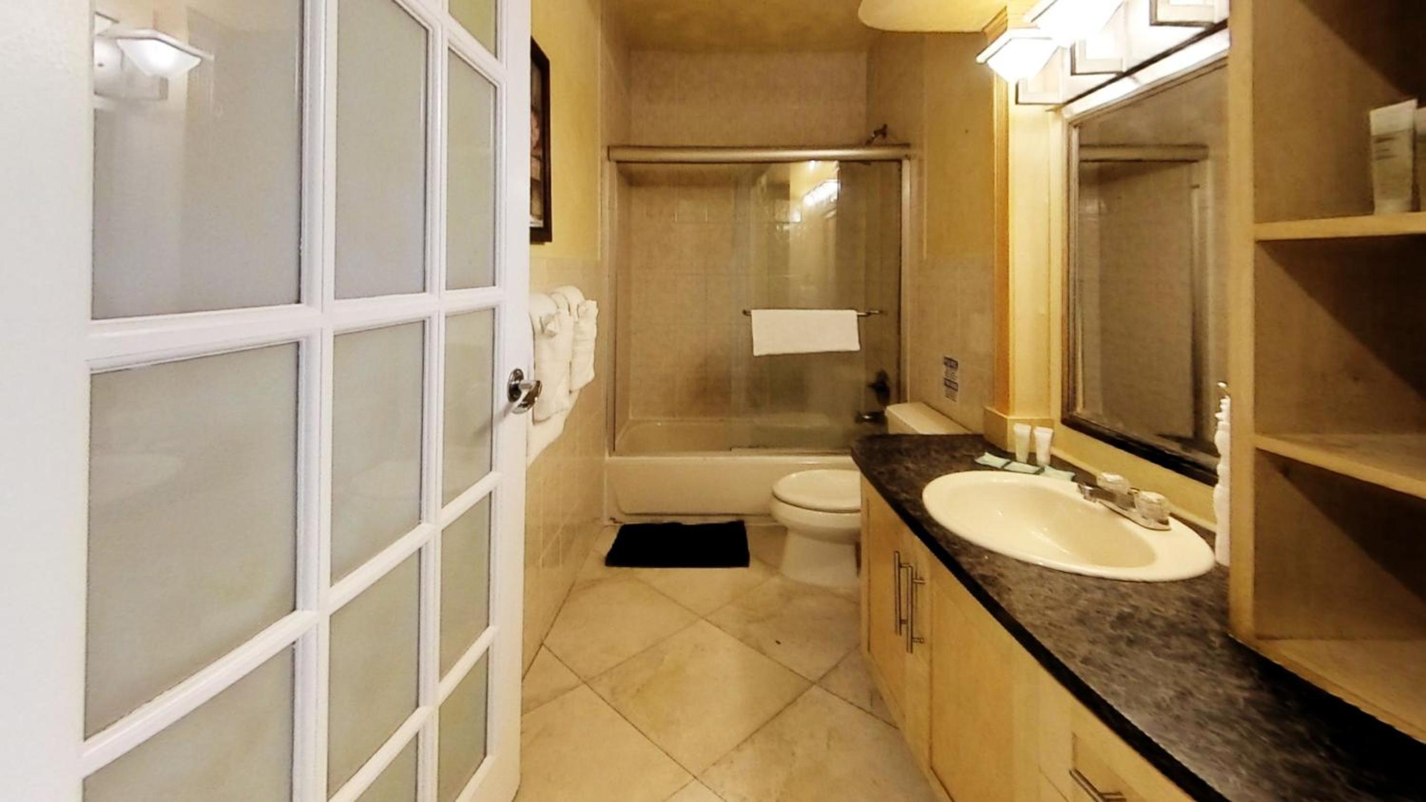 Castle B17 Contemporary Condo with Pool, Beach Access and Free Parking